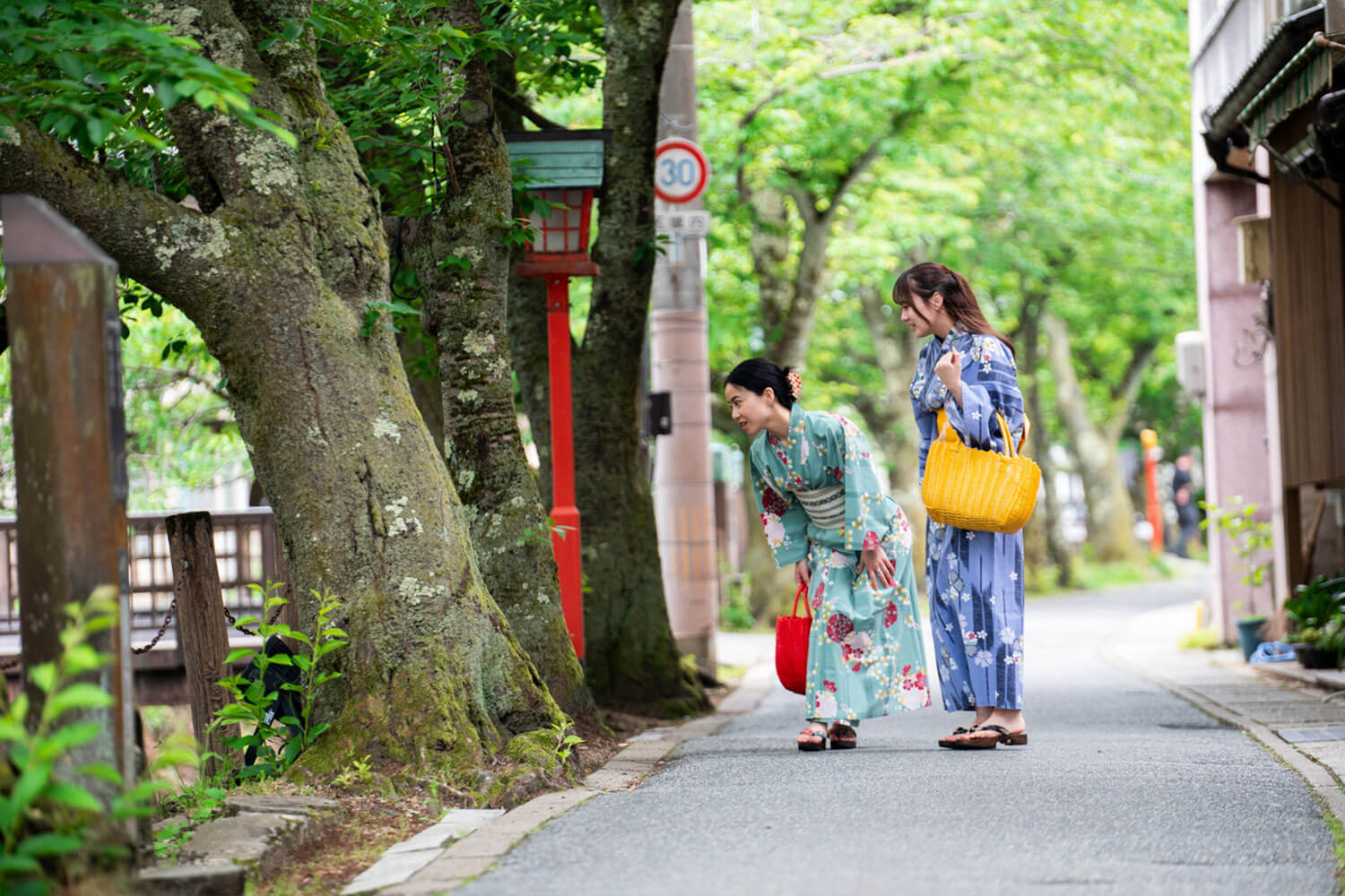 風情あふれる街並みを浴衣でのんびりそぞろ歩き。 HESTA女子2人と巡る、城崎温泉ぶらり旅。