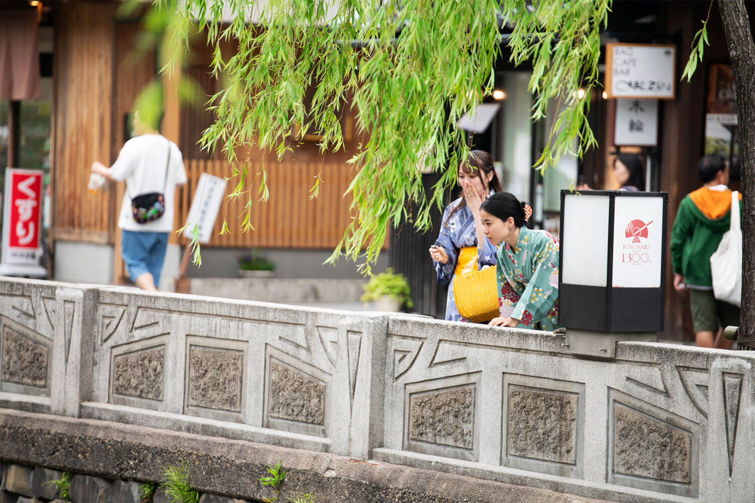 風情あふれる街並みを浴衣でのんびりそぞろ歩き。 HESTA女子2人と巡る、城崎温泉ぶらり旅。