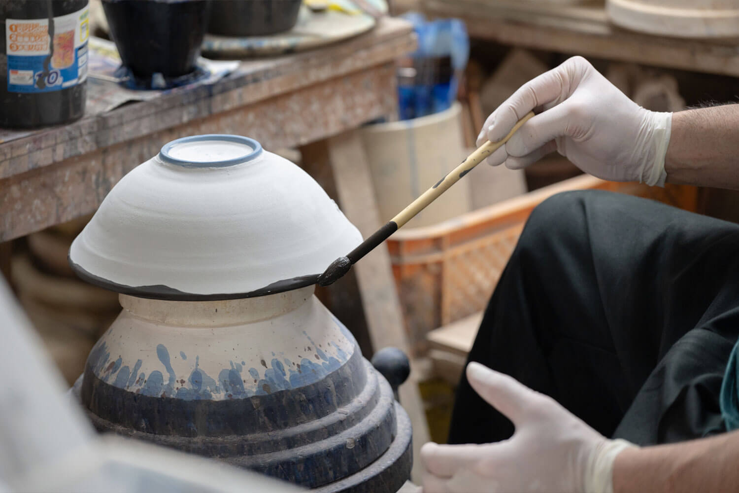 丸十製陶の作陶の様子