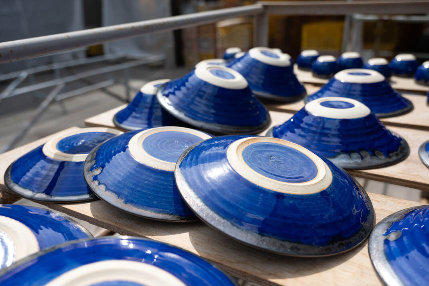 信楽焼・丸十製陶の新作〈utsuroi〉 人気シリーズ〈信楽四季彩陶〉に続く新たな挑戦　