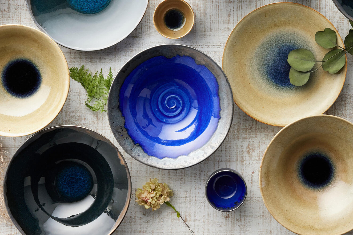 信楽焼・丸十製陶の新作〈utsuroi〉 人気シリーズ〈信楽四季彩陶〉に続く新たな挑戦　