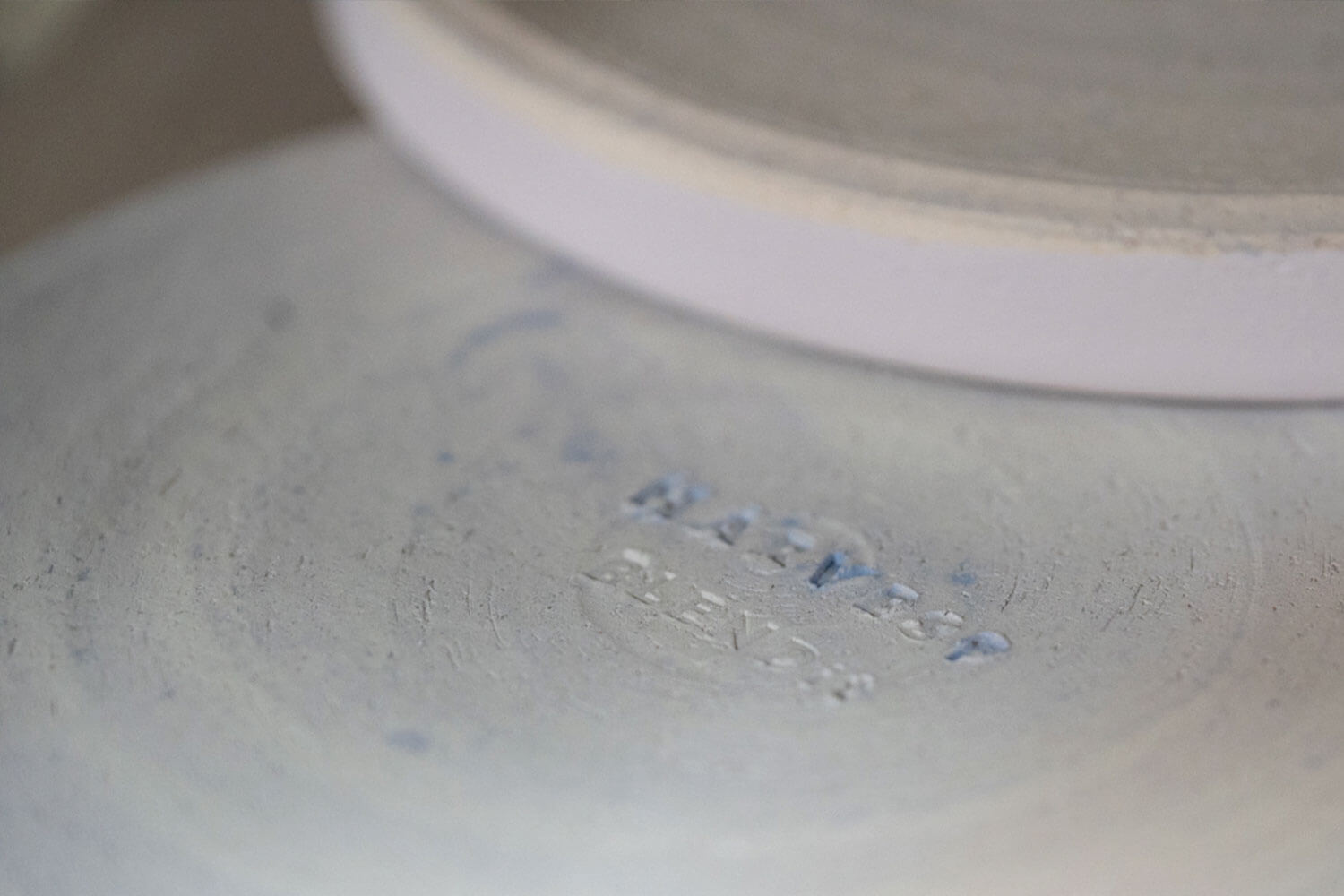 信楽焼・丸十製陶の新作〈utsuroi〉 人気シリーズ〈信楽四季彩陶〉に続く新たな挑戦　