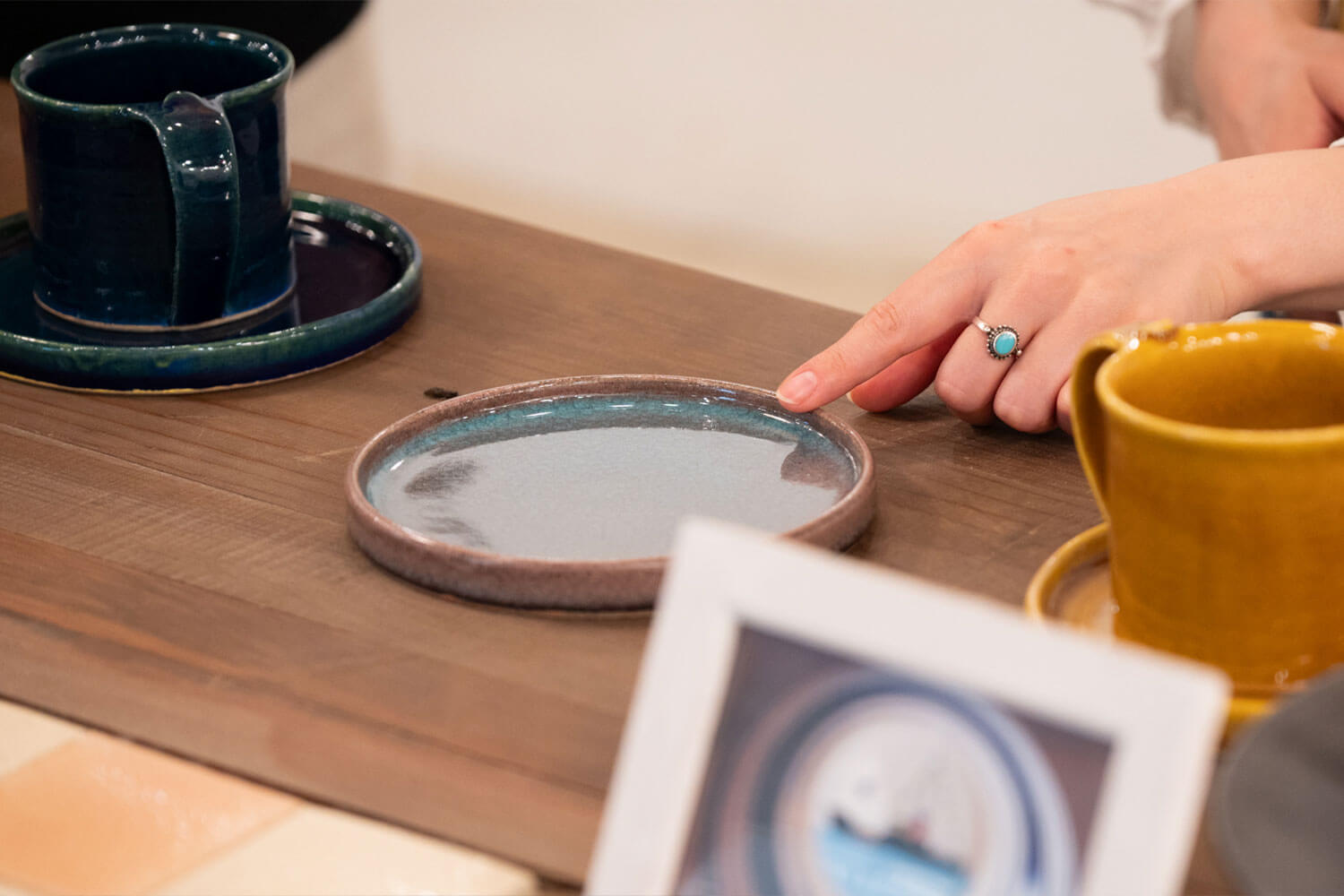 信楽焼・丸十製陶の新作〈utsuroi〉 人気シリーズ〈信楽四季彩陶〉に続く新たな挑戦　