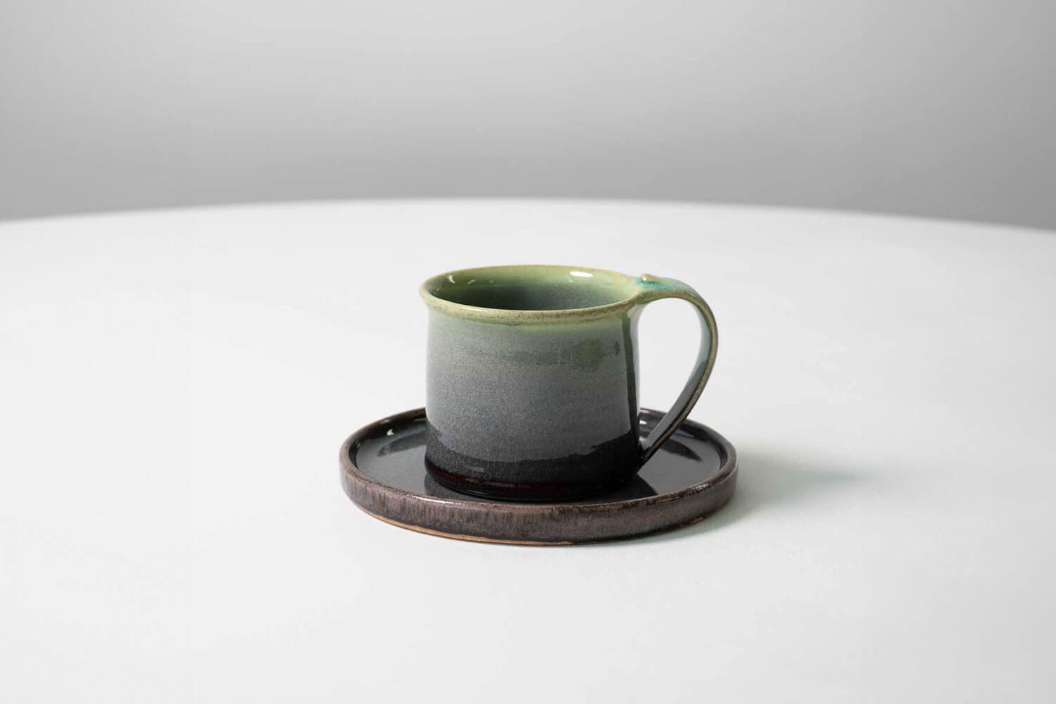 信楽焼・丸十製陶の新作〈utsuroi〉 人気シリーズ〈信楽四季彩陶〉に続く新たな挑戦　