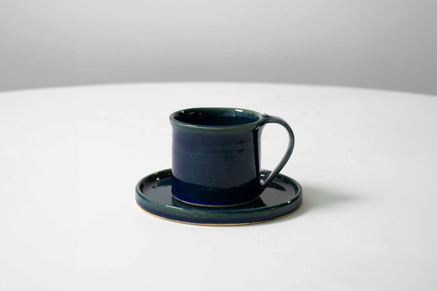 信楽焼・丸十製陶の新作〈utsuroi〉 人気シリーズ〈信楽四季彩陶〉に続く新たな挑戦　