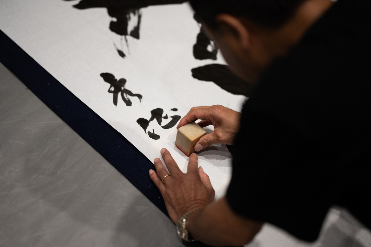 仕上げに気愛の想いを吹き込む中山秀征さん