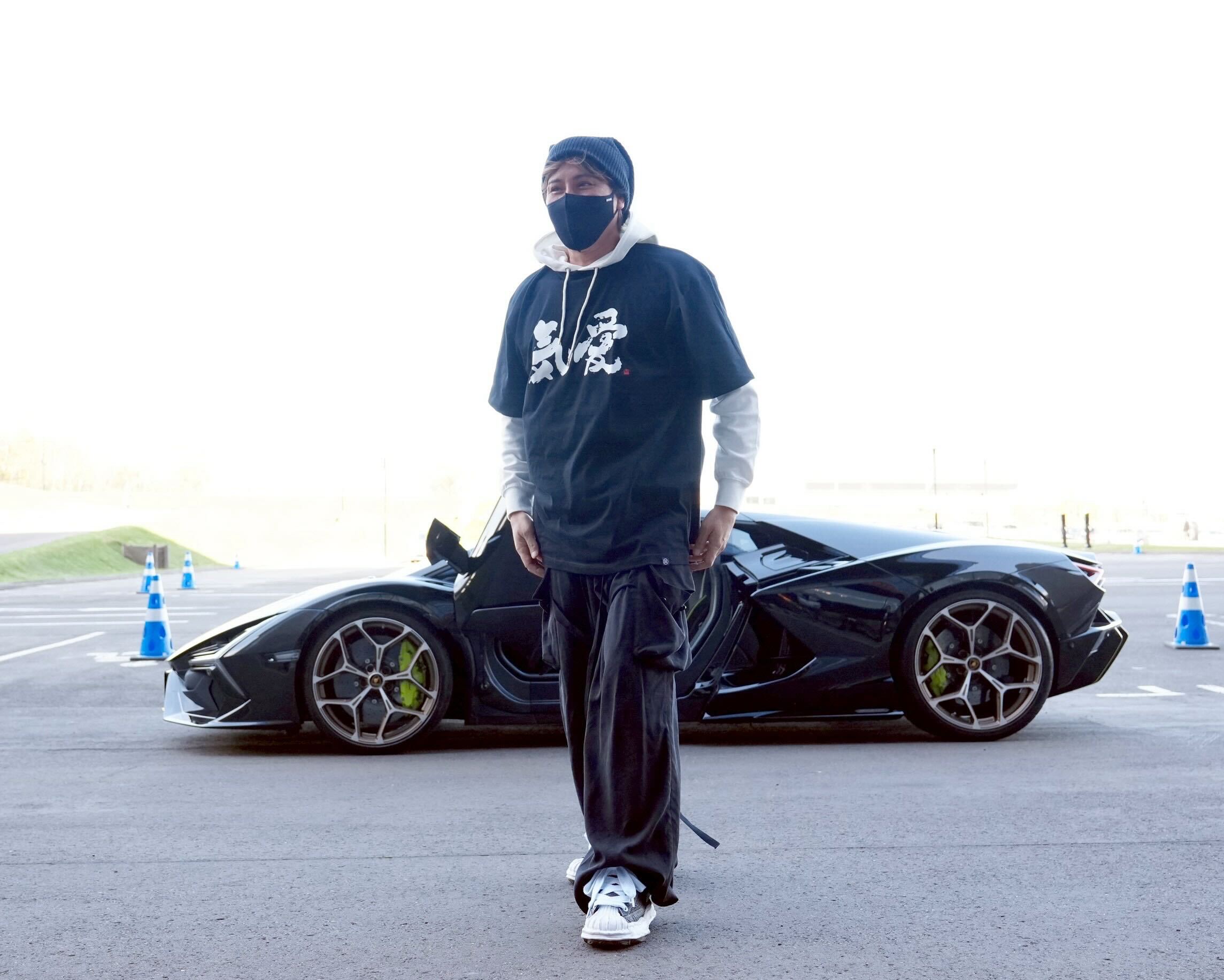 新庄剛志監督、クライマックスシリーズファーストステージ戦を前に球場入りする気愛Tシャツを着たBIGBOS