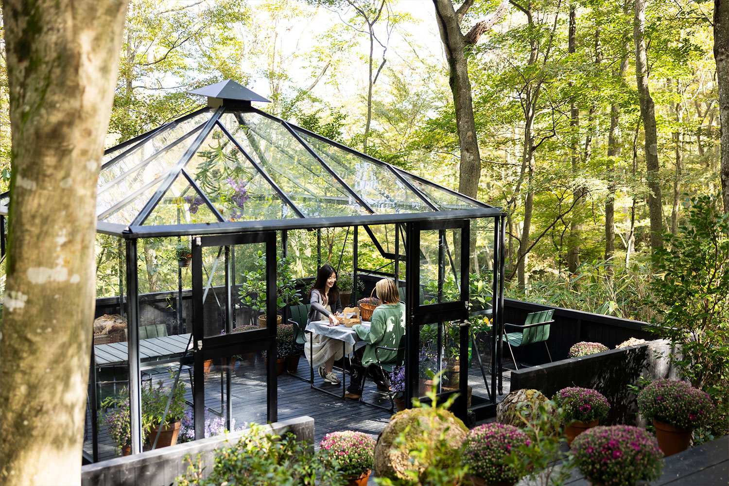 箱根の自然に包まれて。世界的フラワーアーティスト、ニコライ・バーグマンが描くアートガーデンへ