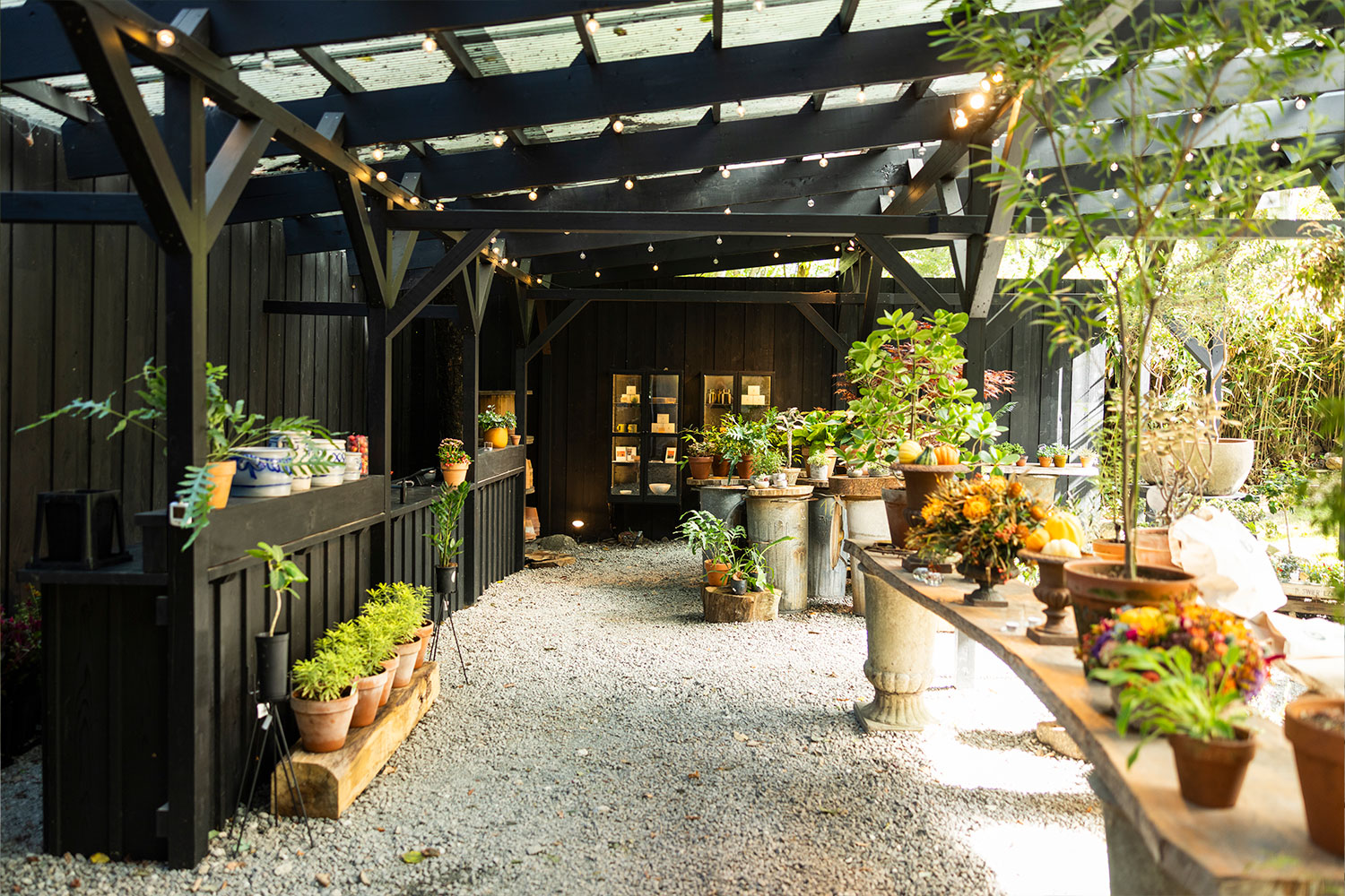 箱根の自然に包まれて。世界的フラワーアーティスト、ニコライ・バーグマンが描くアートガーデンへ