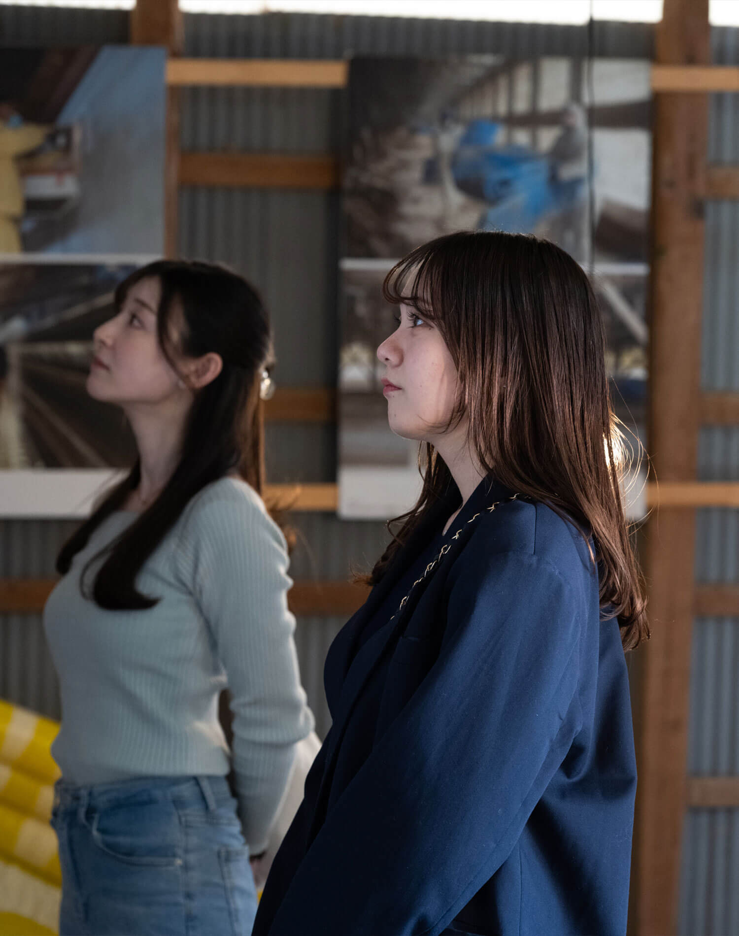 北坂養鶏場のギャラリーで鑑賞する二人