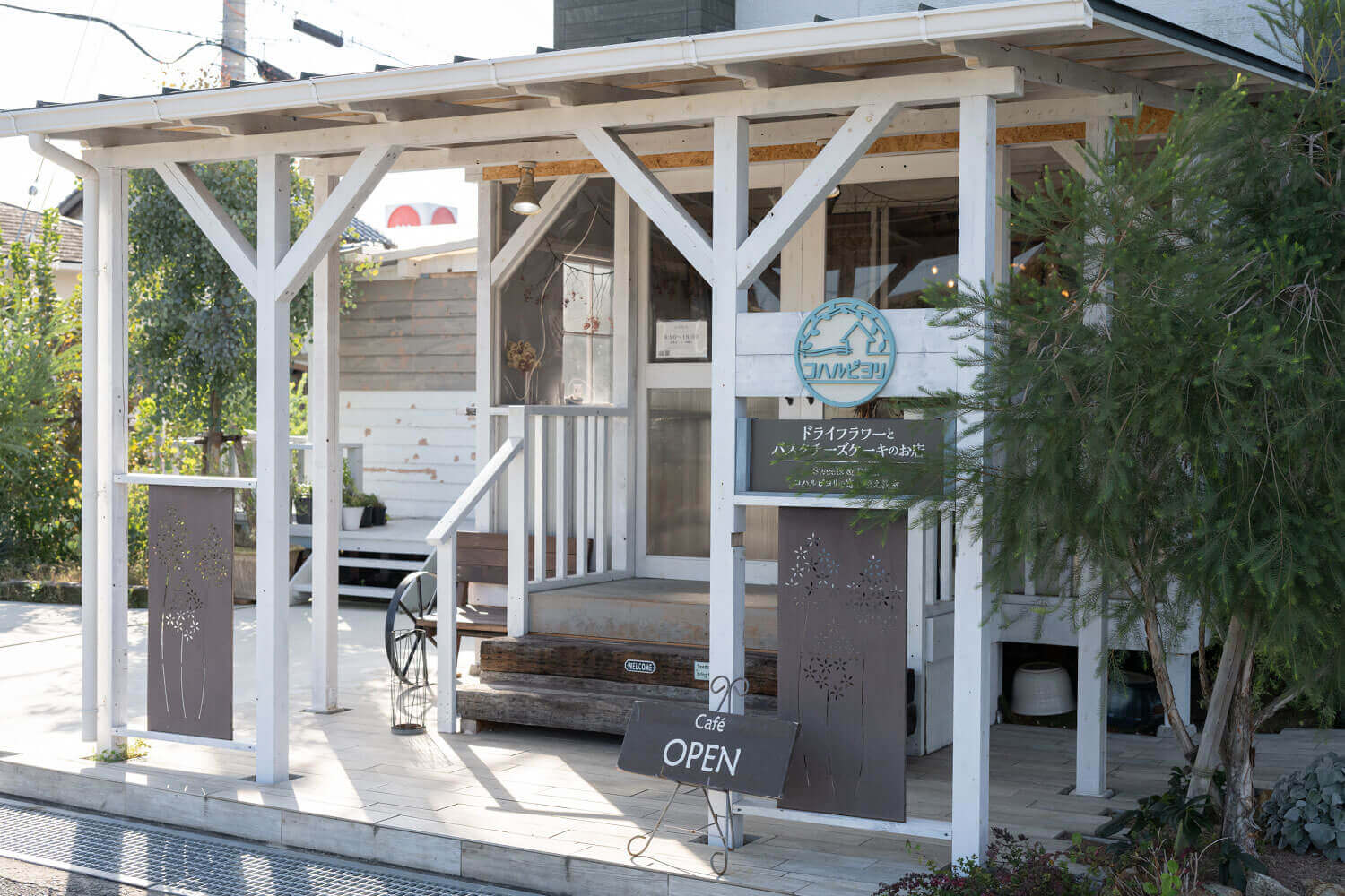 淡路島の静かな住宅街で出会う、心ほぐれるフラワーアートとバスクチーズケーキ