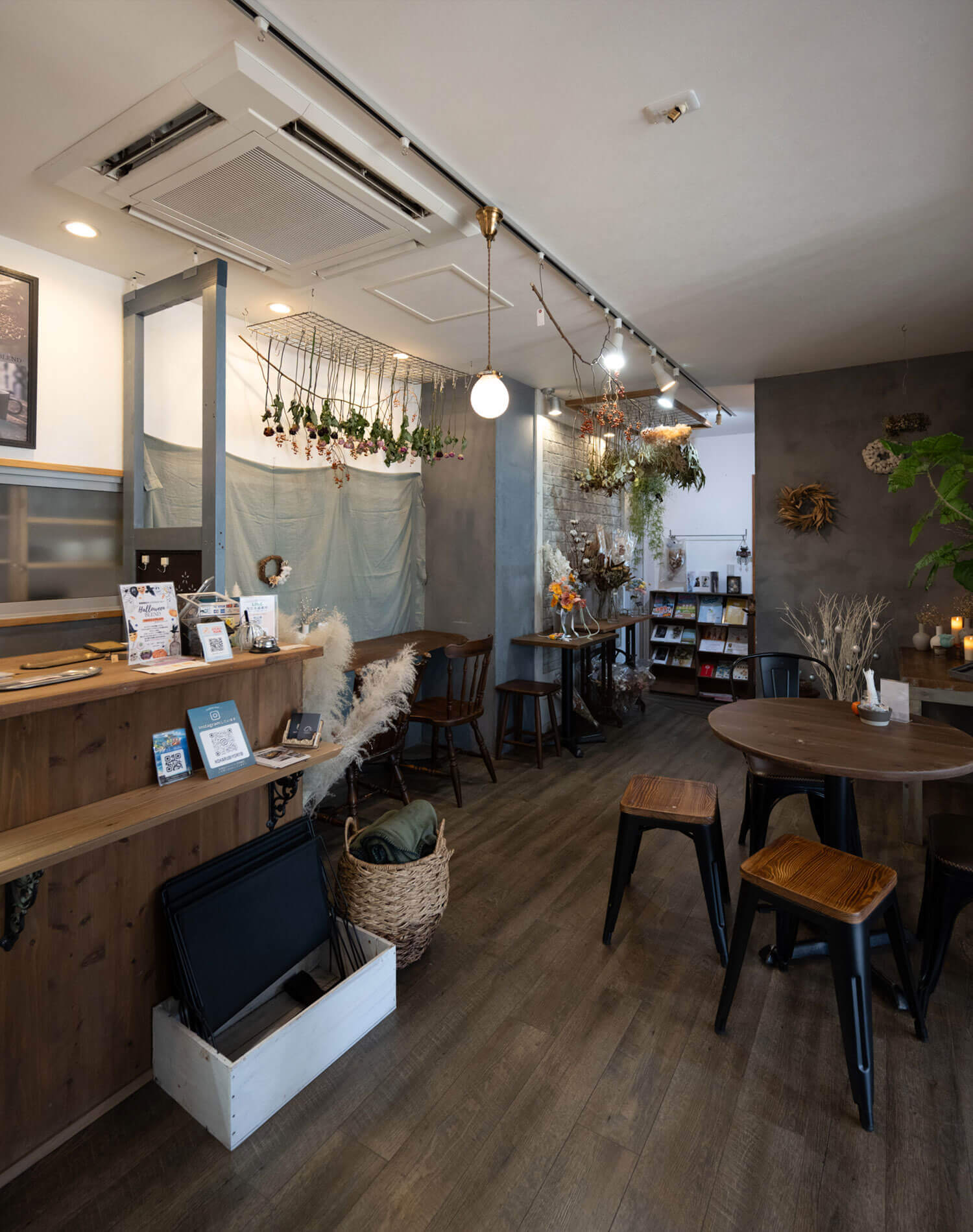 淡路島の静かな住宅街で出会う、心ほぐれるフラワーアートとバスクチーズケーキ