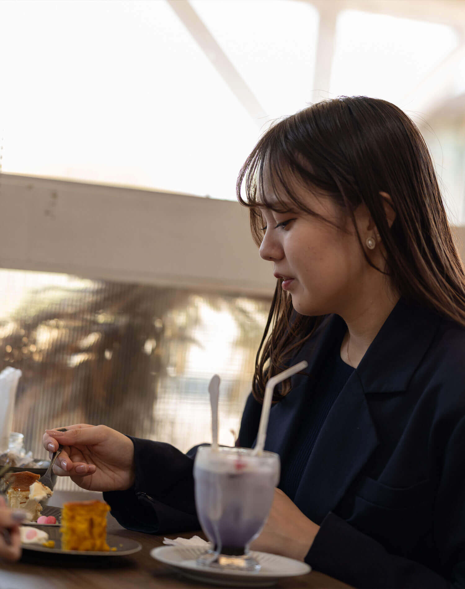 淡路島の静かな住宅街で出会う、心ほぐれるフラワーアートとバスクチーズケーキ