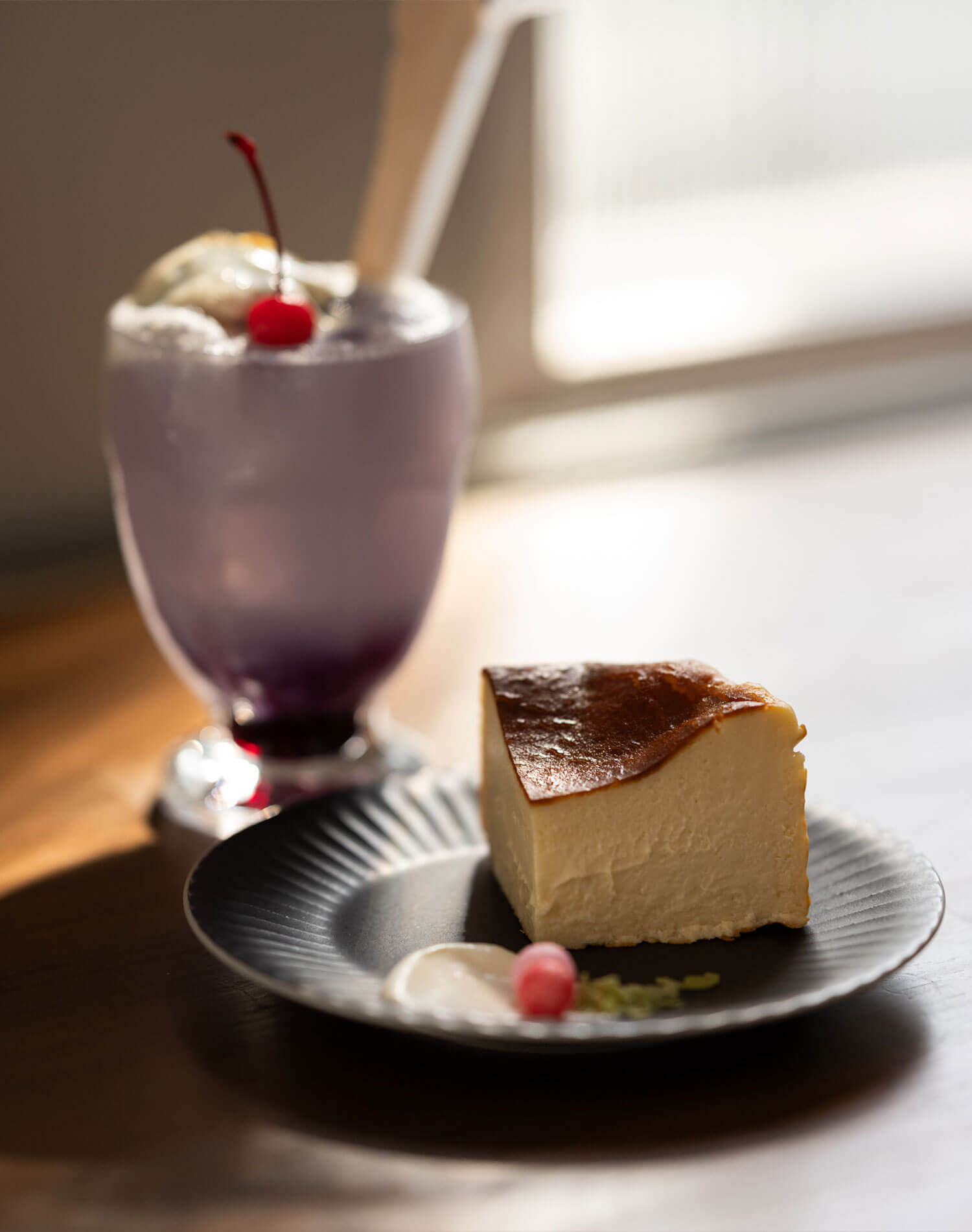 淡路島の静かな住宅街で出会う、心ほぐれるフラワーアートとバスクチーズケーキ