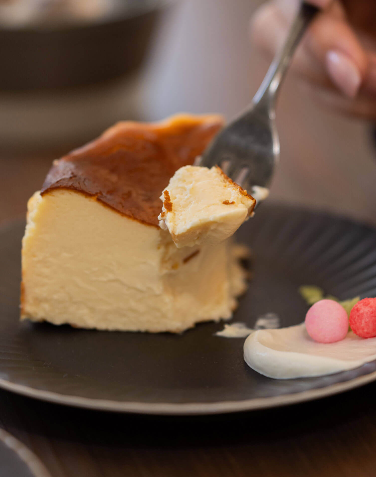 淡路島の静かな住宅街で出会う、心ほぐれるフラワーアートとバスクチーズケーキ