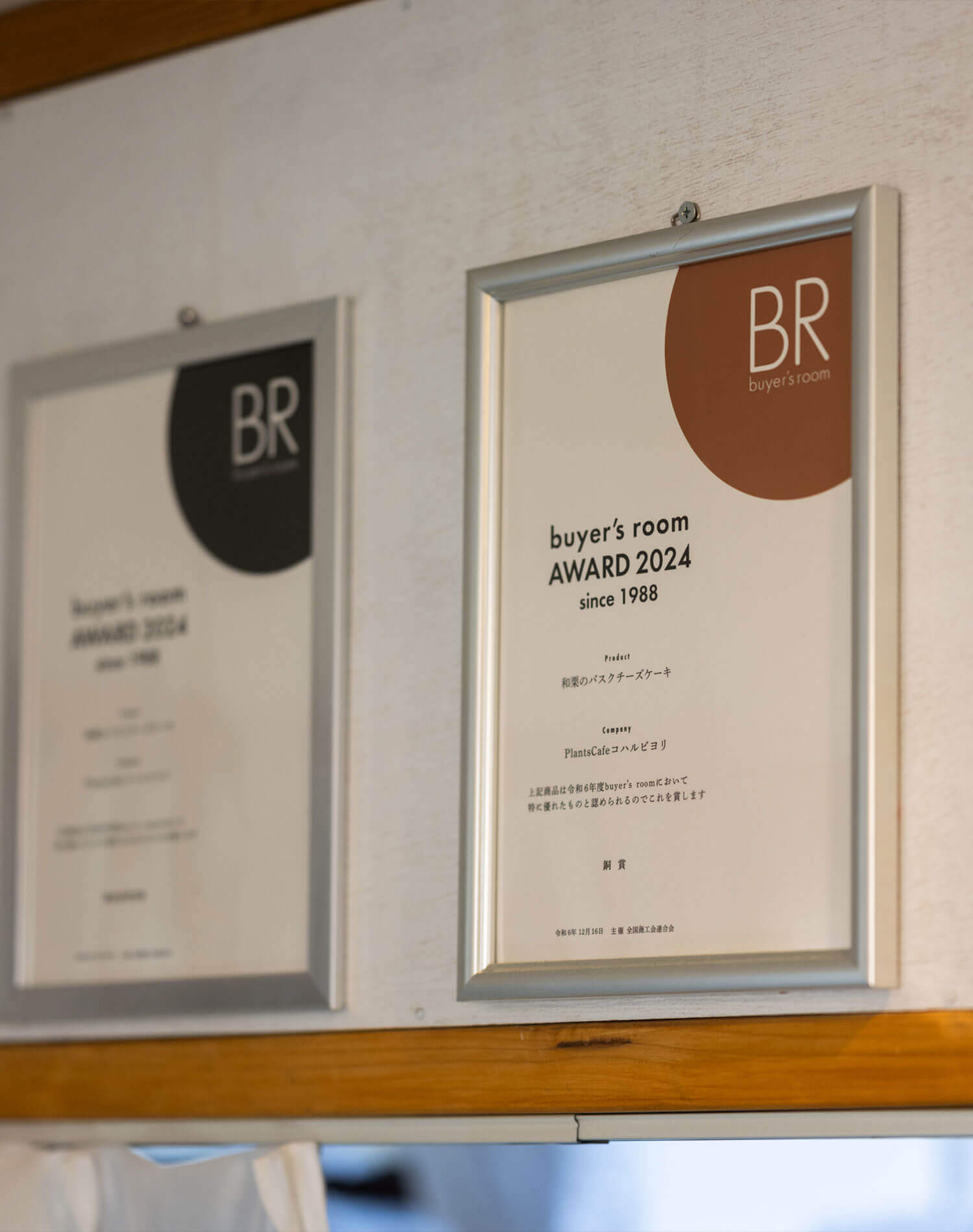 淡路島の静かな住宅街で出会う、心ほぐれるフラワーアートとバスクチーズケーキ