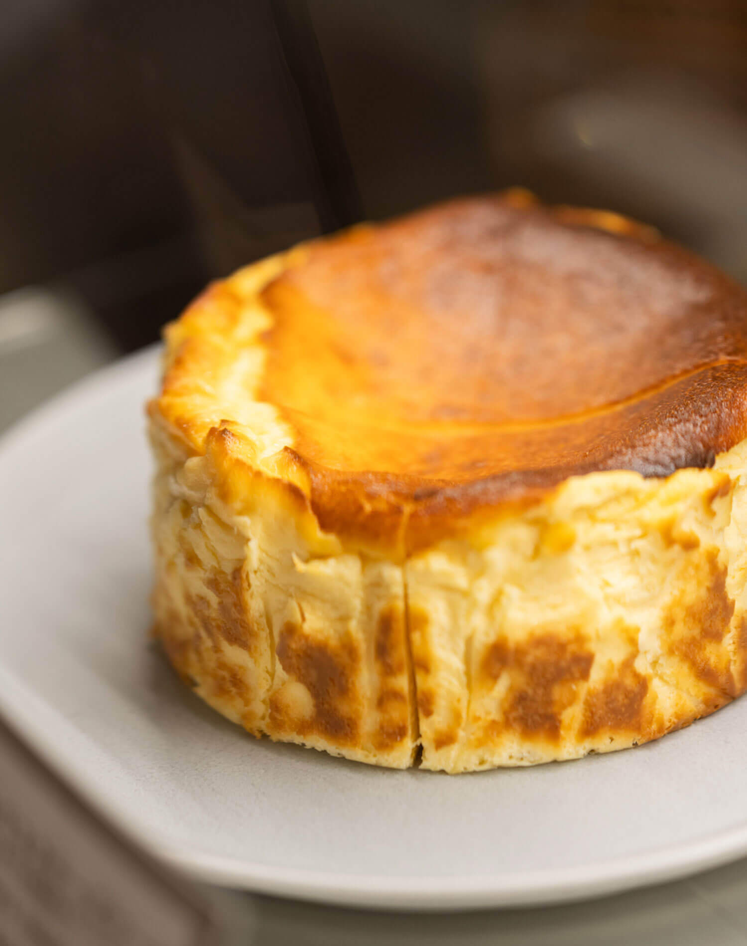 淡路島の静かな住宅街で出会う、心ほぐれるフラワーアートとバスクチーズケーキ