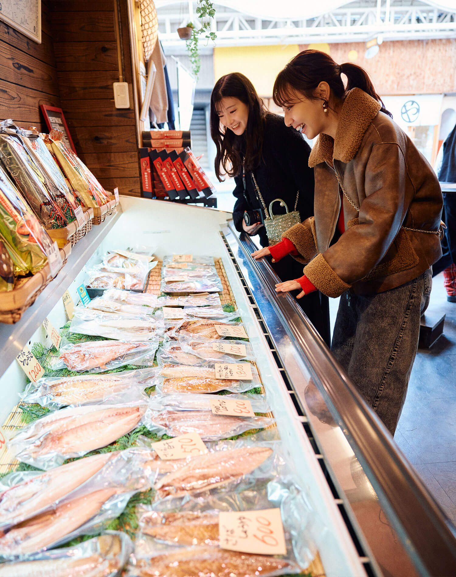 あやんぬの熱海満腹旅。街を歩いて、食べて、笑って、また食べる