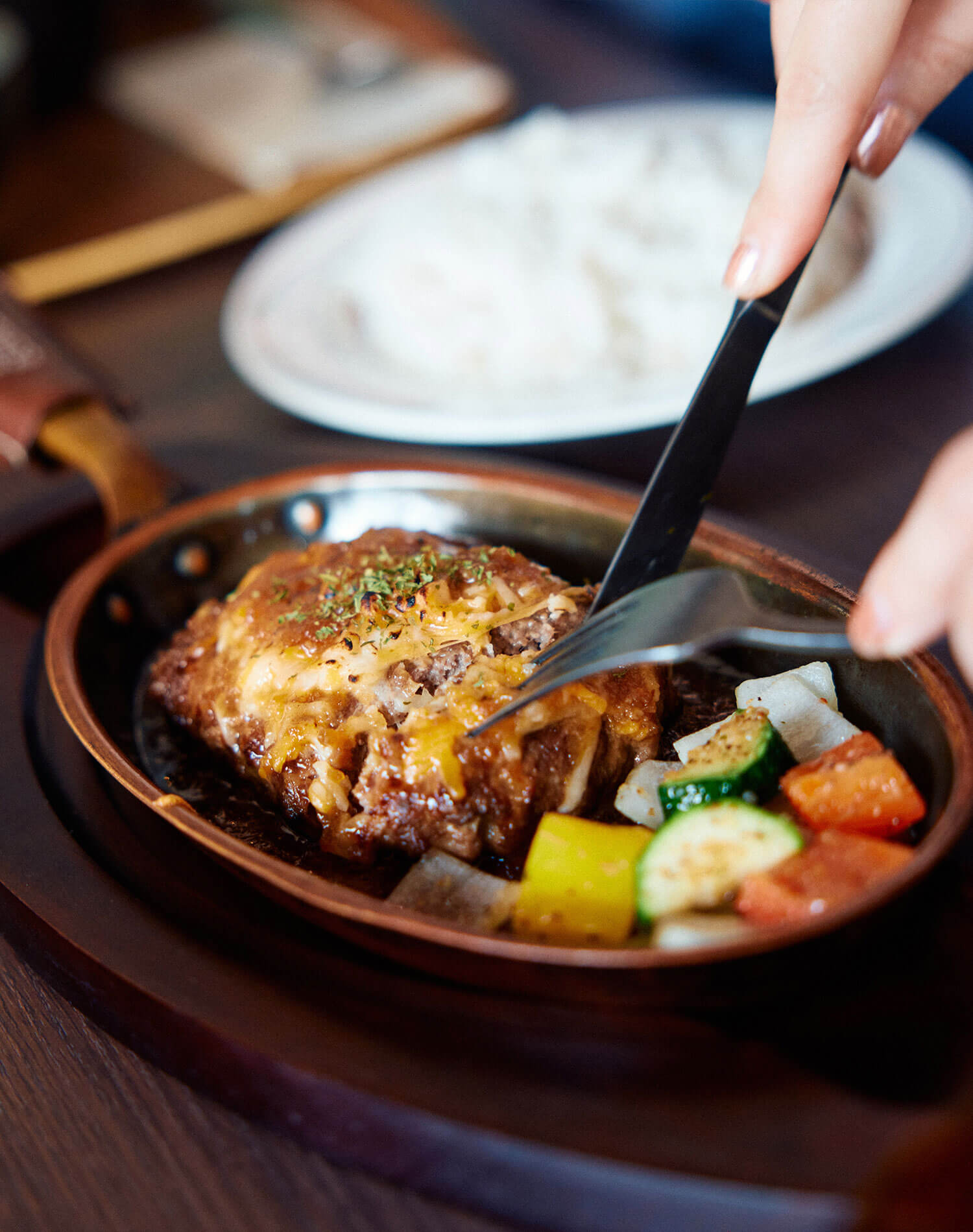 あやんぬの熱海満腹旅。街を歩いて、食べて、笑って、また食べる