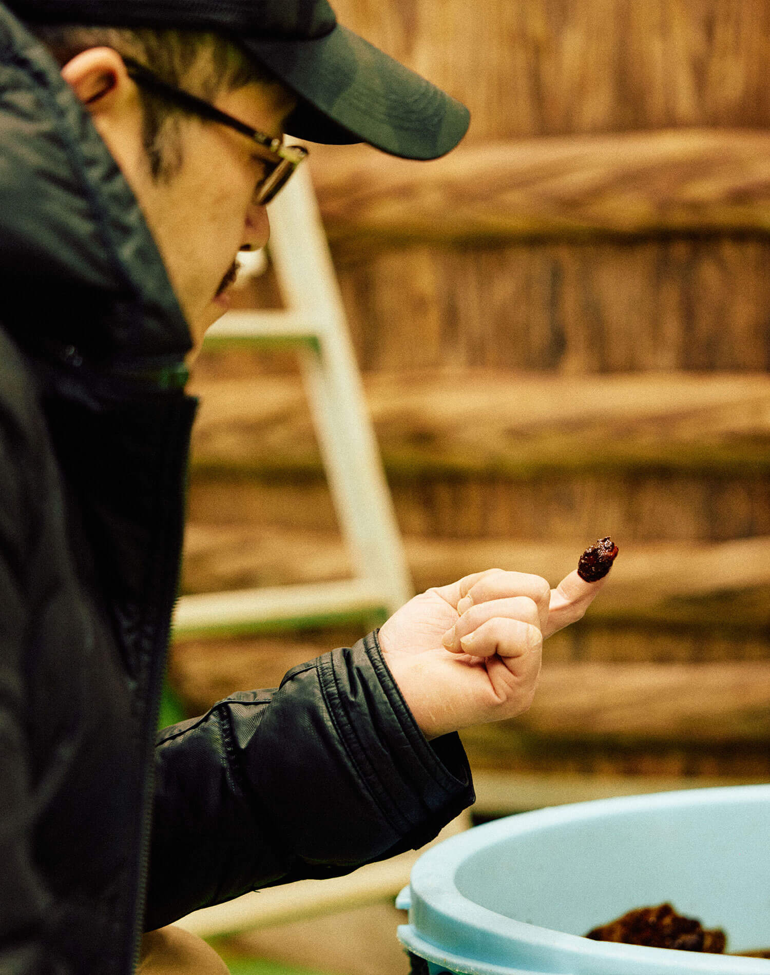 熟成した諸味を試食する中野料理長。
