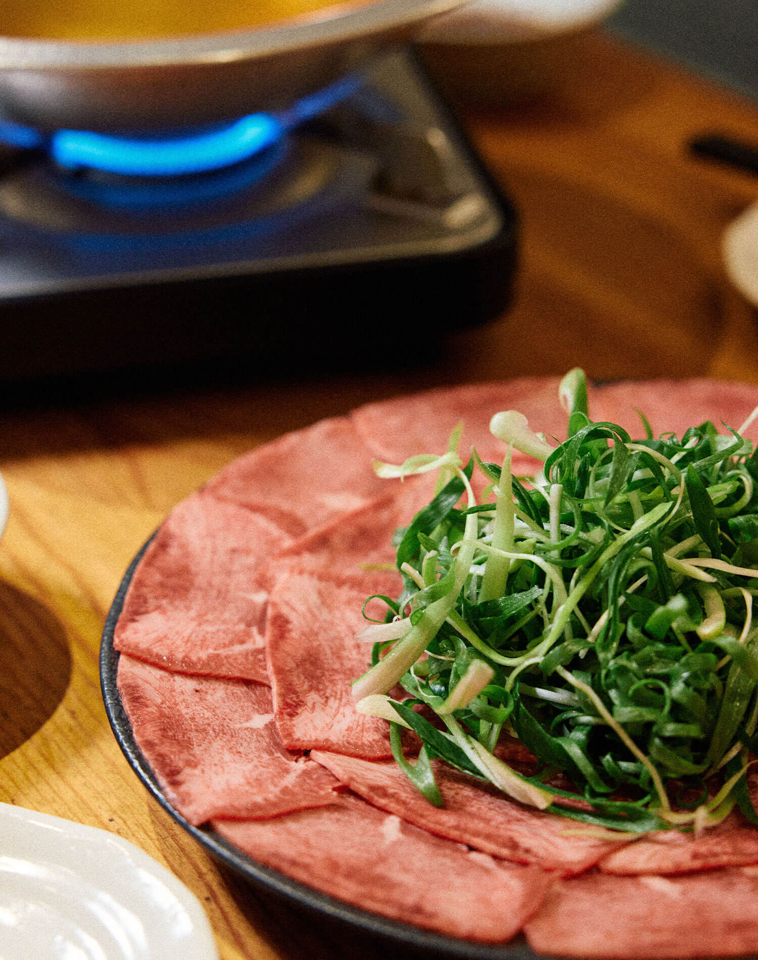 薄くスライスされた霜降り牛タン