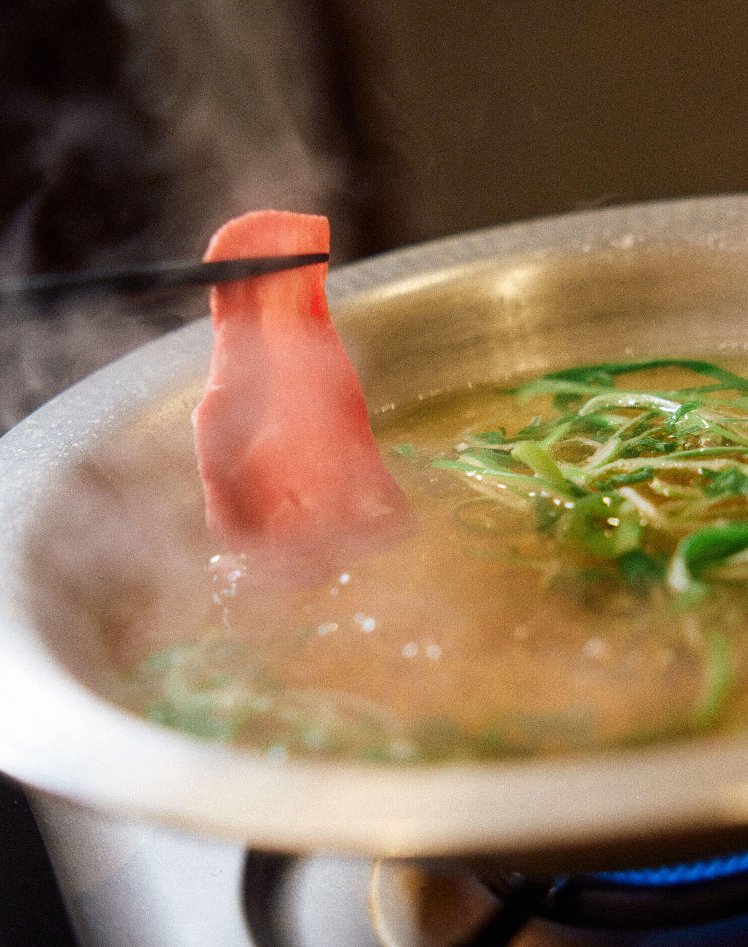 生でも食べられる鮮度を保った〈牛タンしゃぶしゃぶ〉