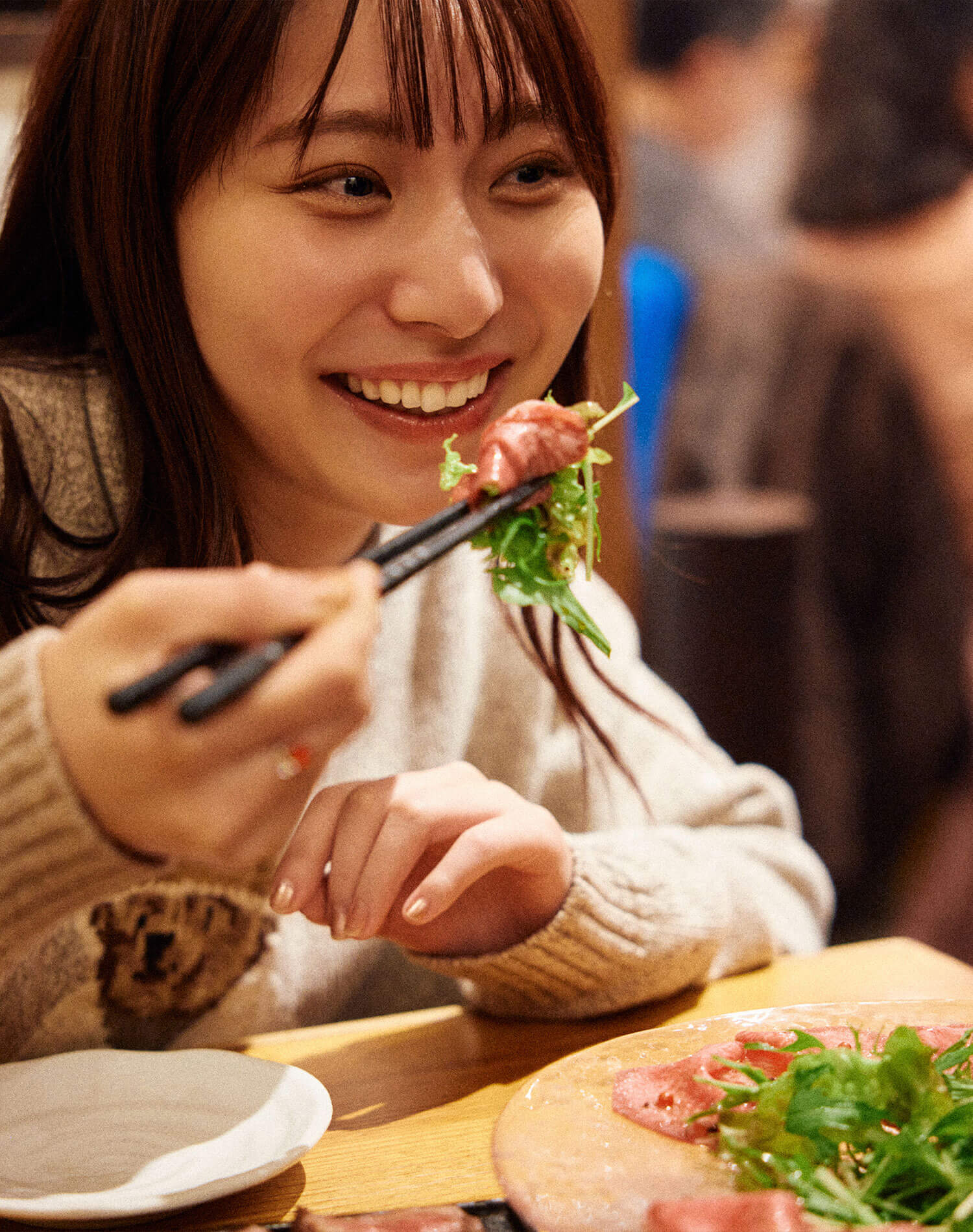初めての〈牛タンカルパッチョ〉を楽しむあやんぬ