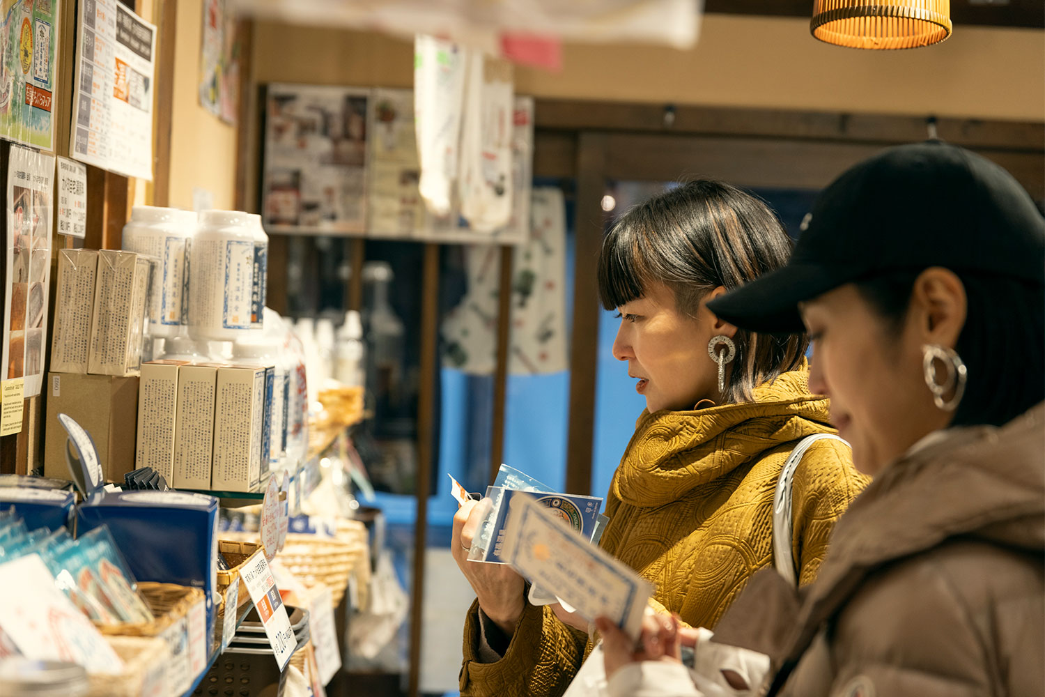 温泉堂でお土産を選ぶ水風呂ちゃんとカナちゃん