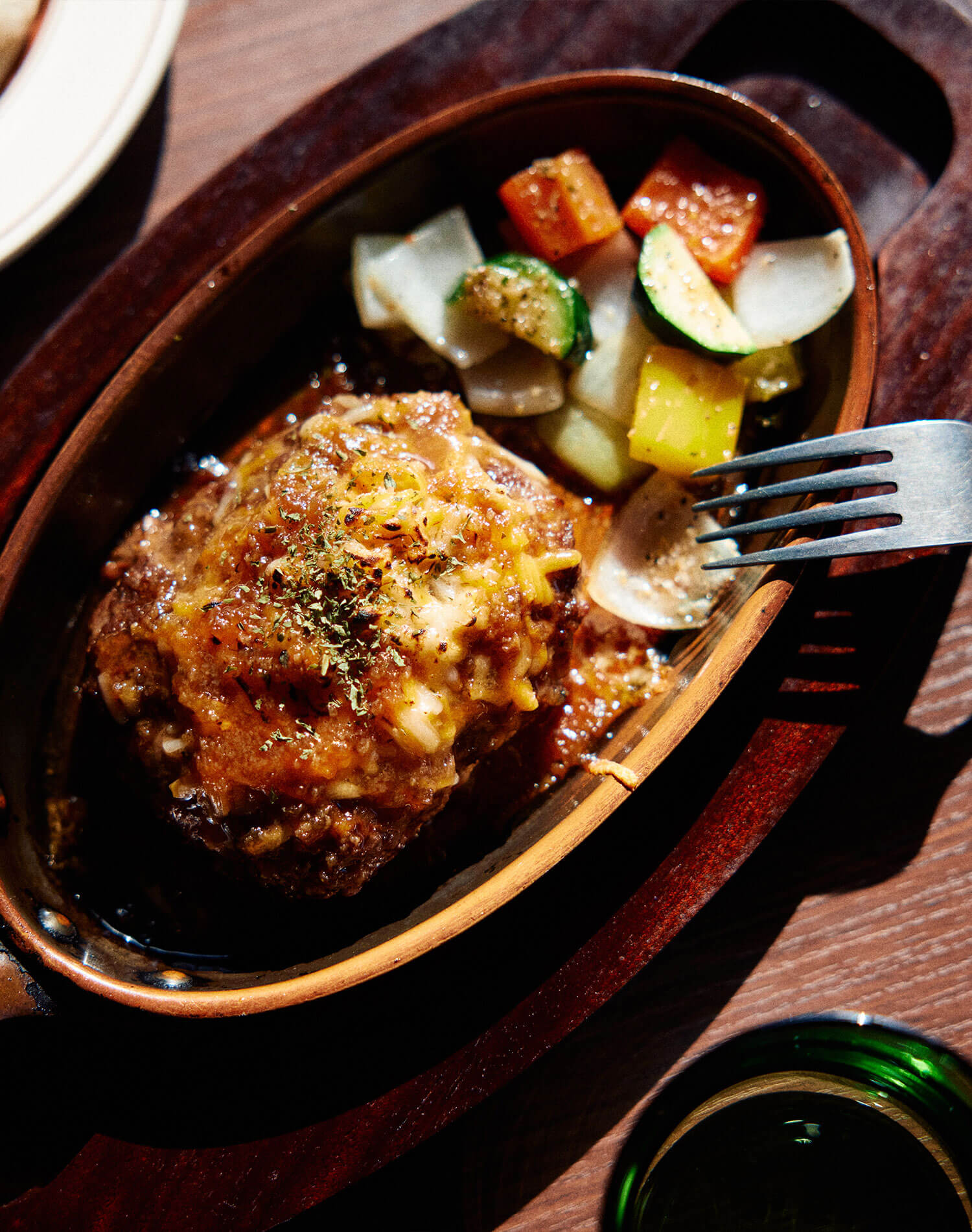 海を前に、まかないから生まれた牛タン料理。南熱海『2CHIE』が届ける、もうひとつの牛タン。