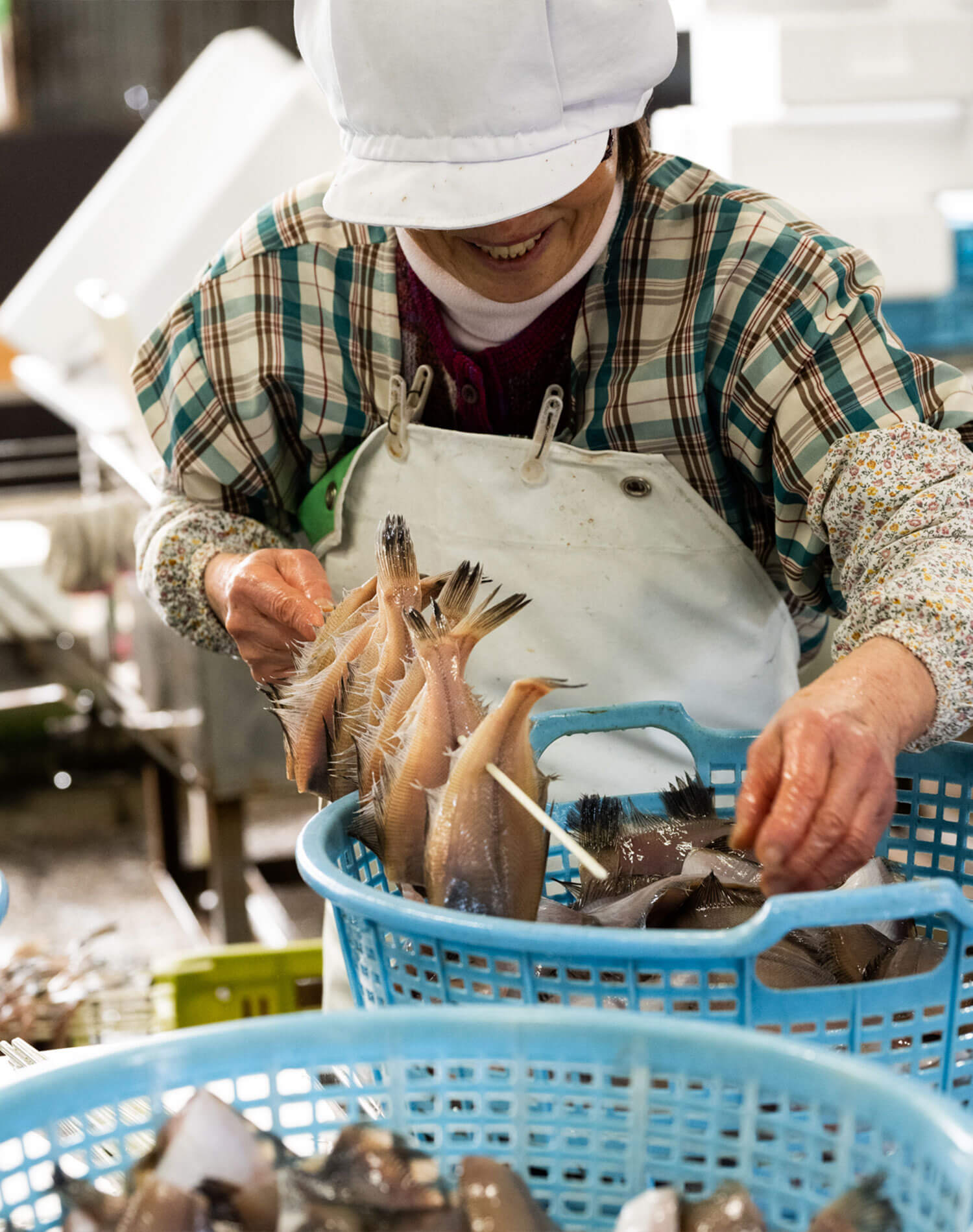 下処理を施すパートさん