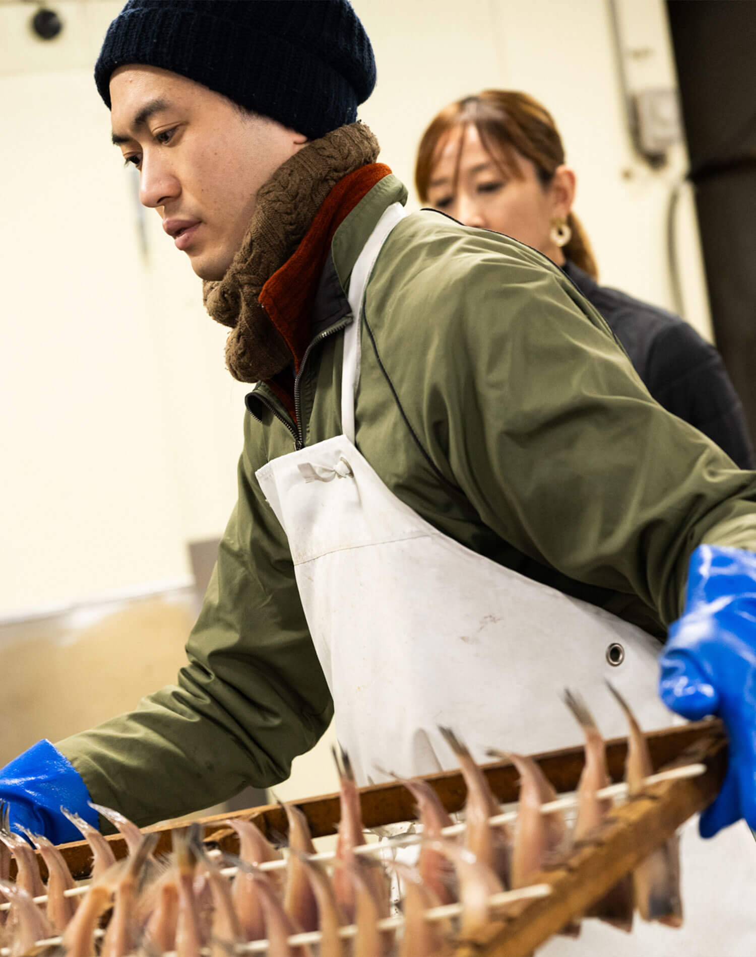 下処理を施す田手さん