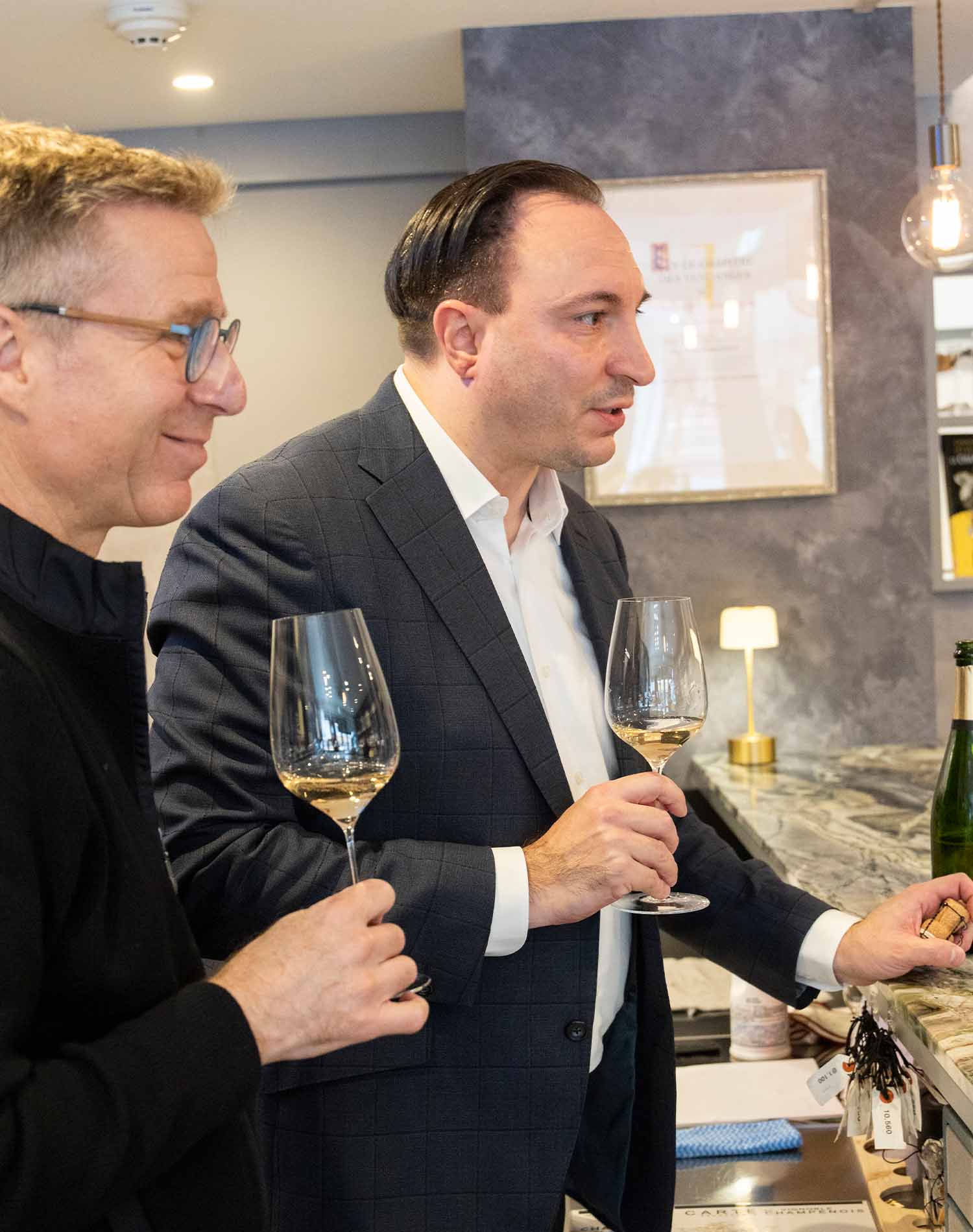 会談しながらシャンパンの試飲