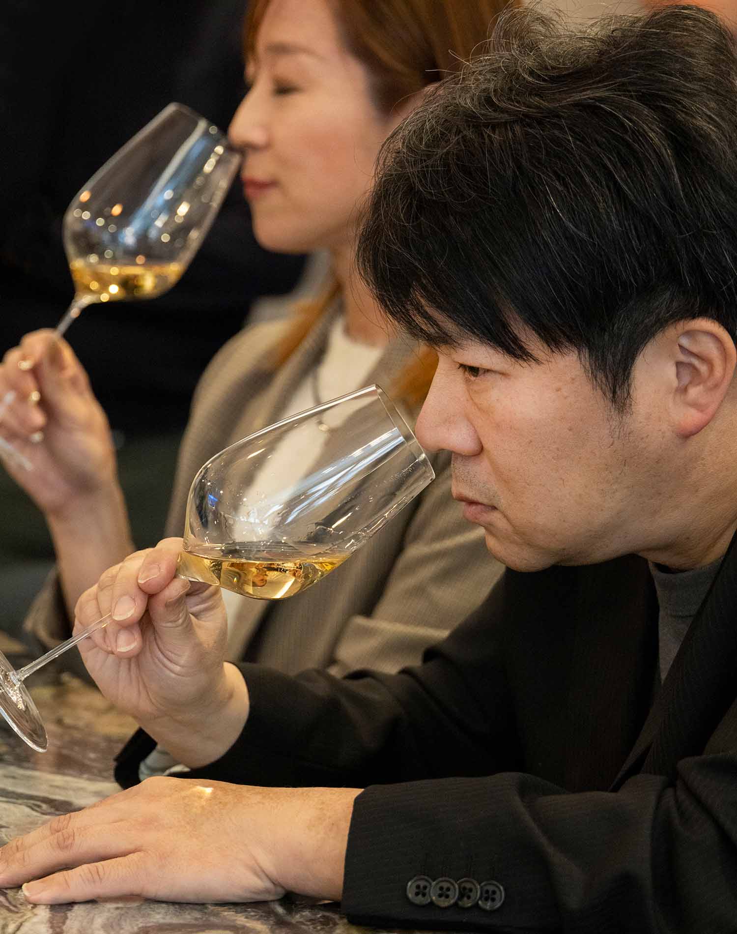 テイスティング中の紙谷シェフ