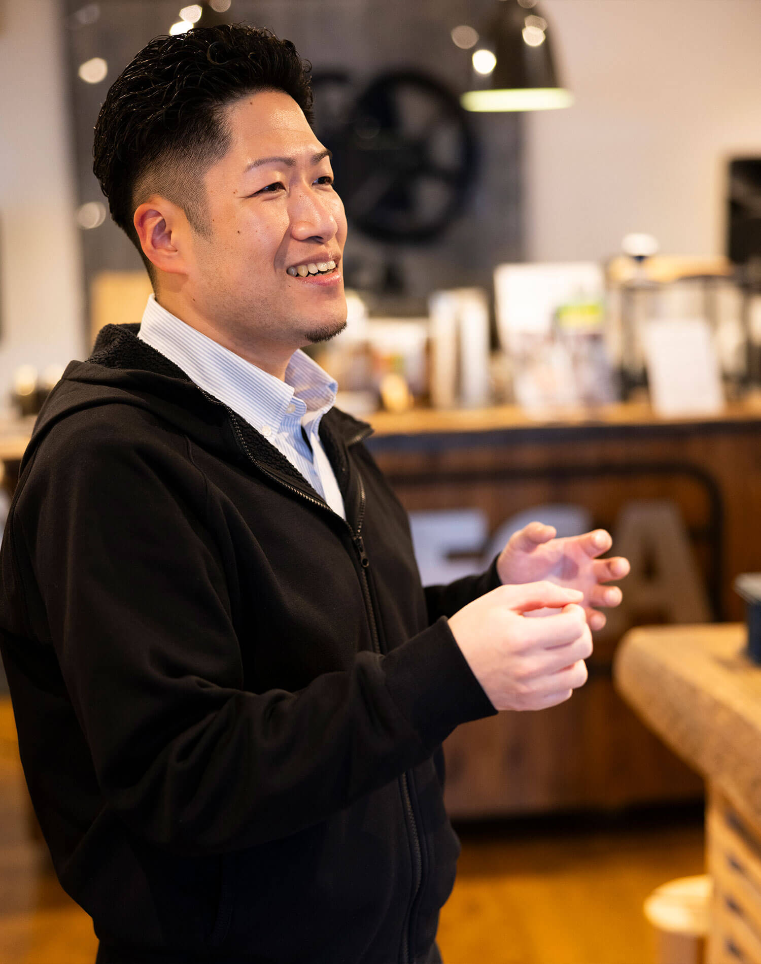 包丁に注目する東方料理長