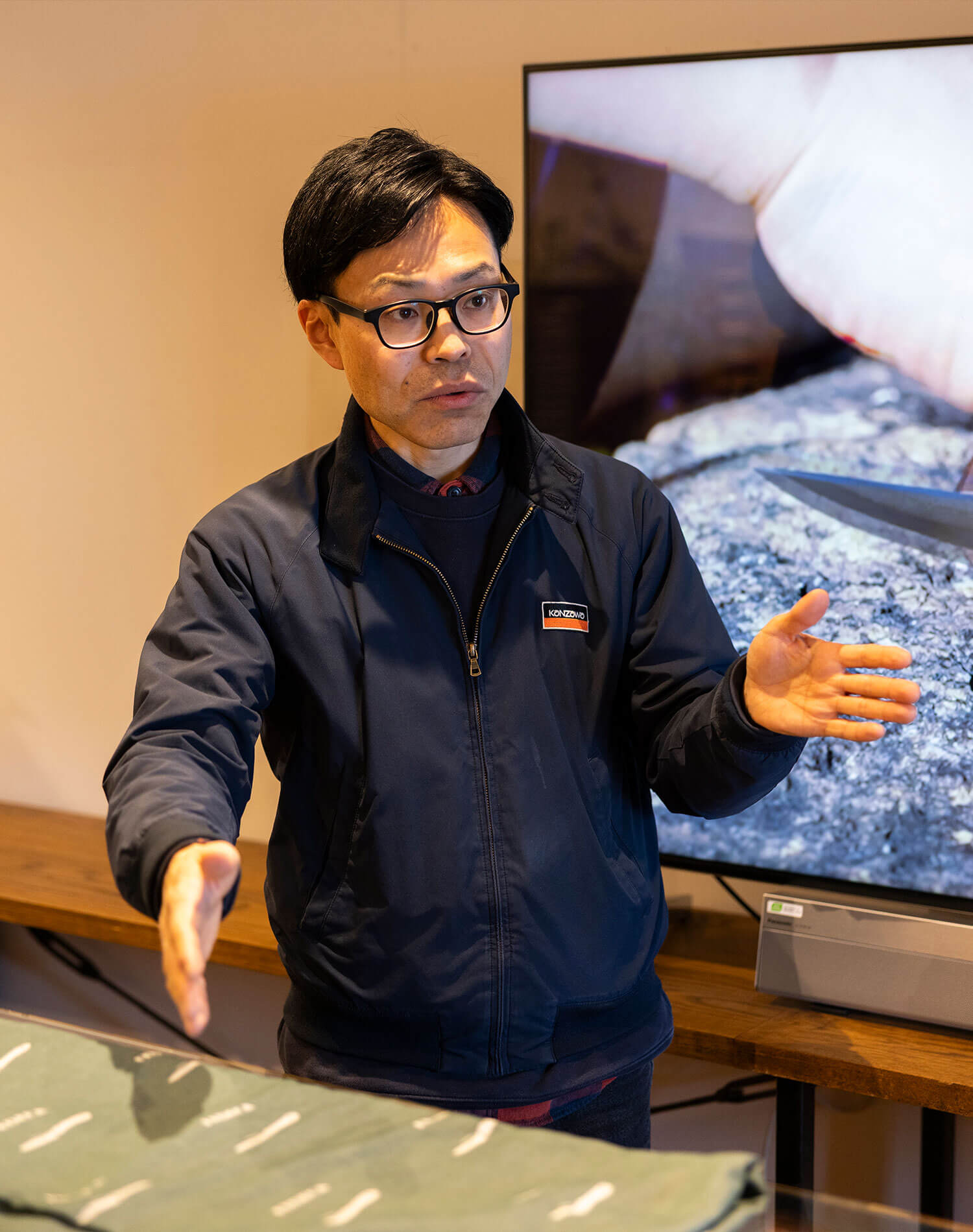 工場を案内してくれた浅郷さん