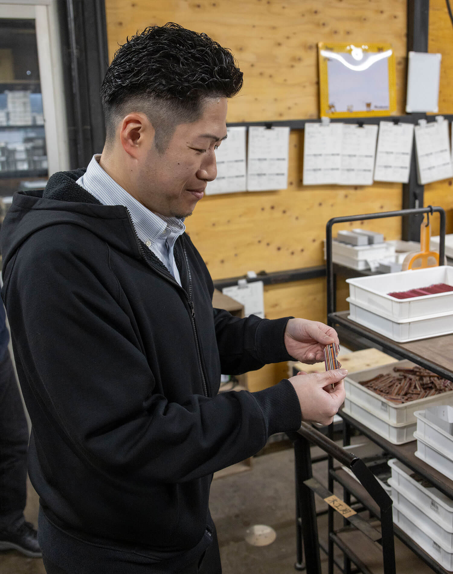 マルチカラーハンドルを手に取る東方料理長