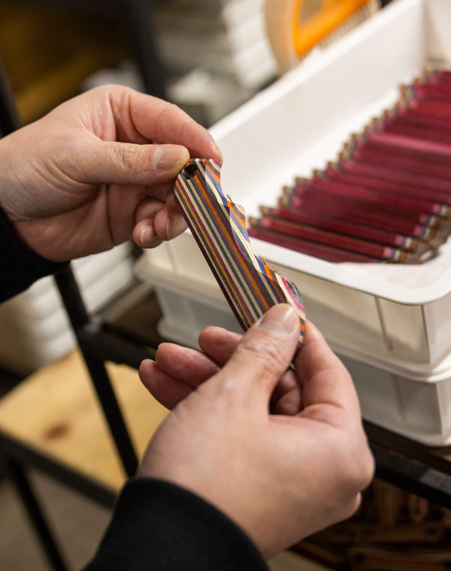 マルチカラーハンドルを手に取る東方料理長