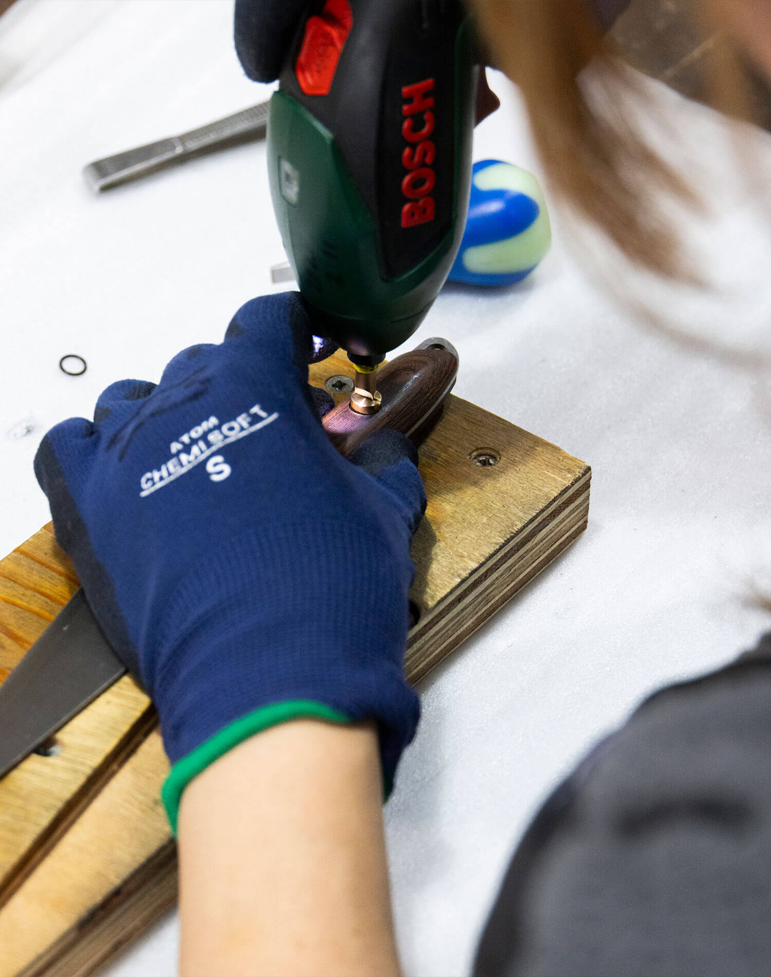 手作業で組み立て