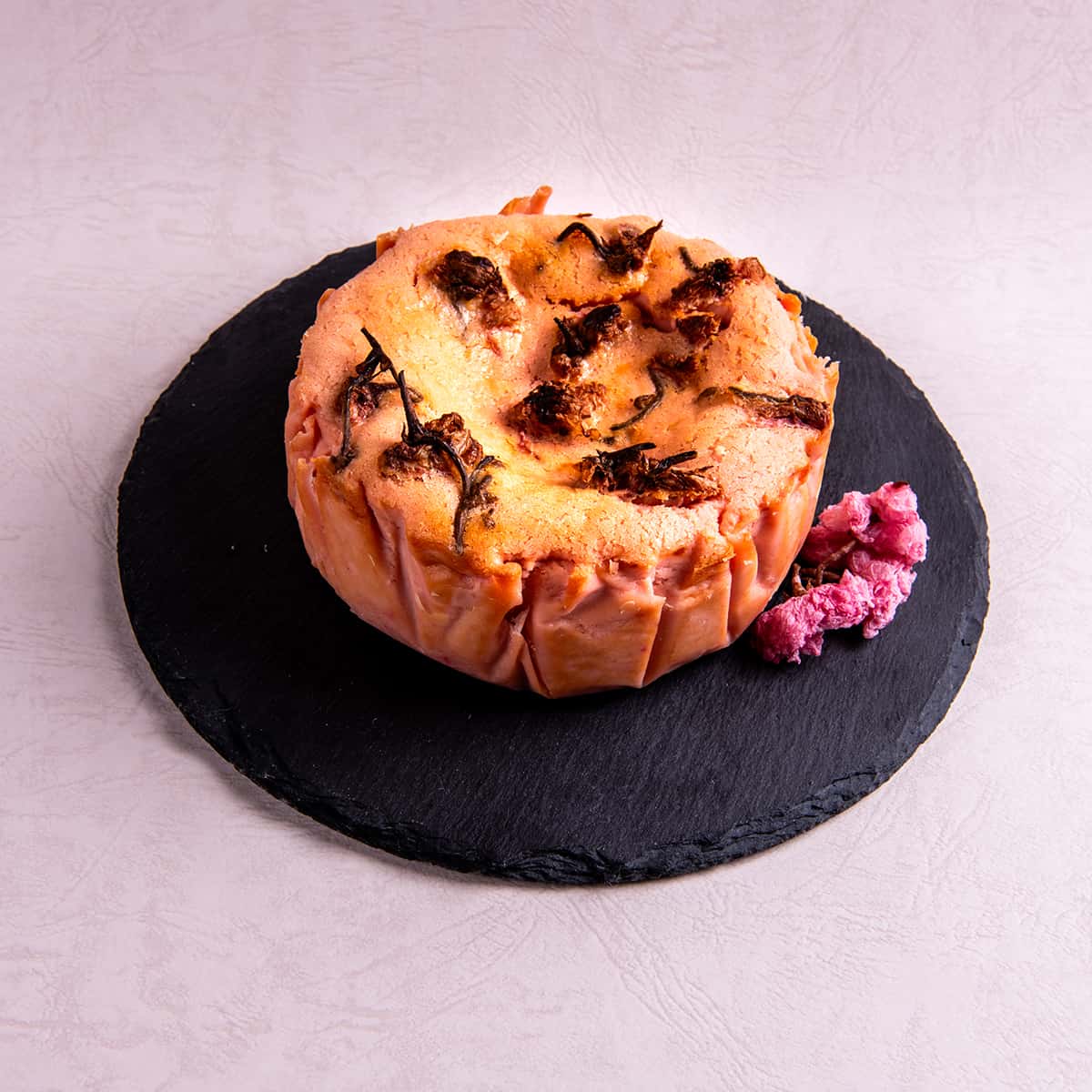 淡路島の静かな住宅街で出会う、心ほぐれるフラワーアートとバスクチーズケーキ