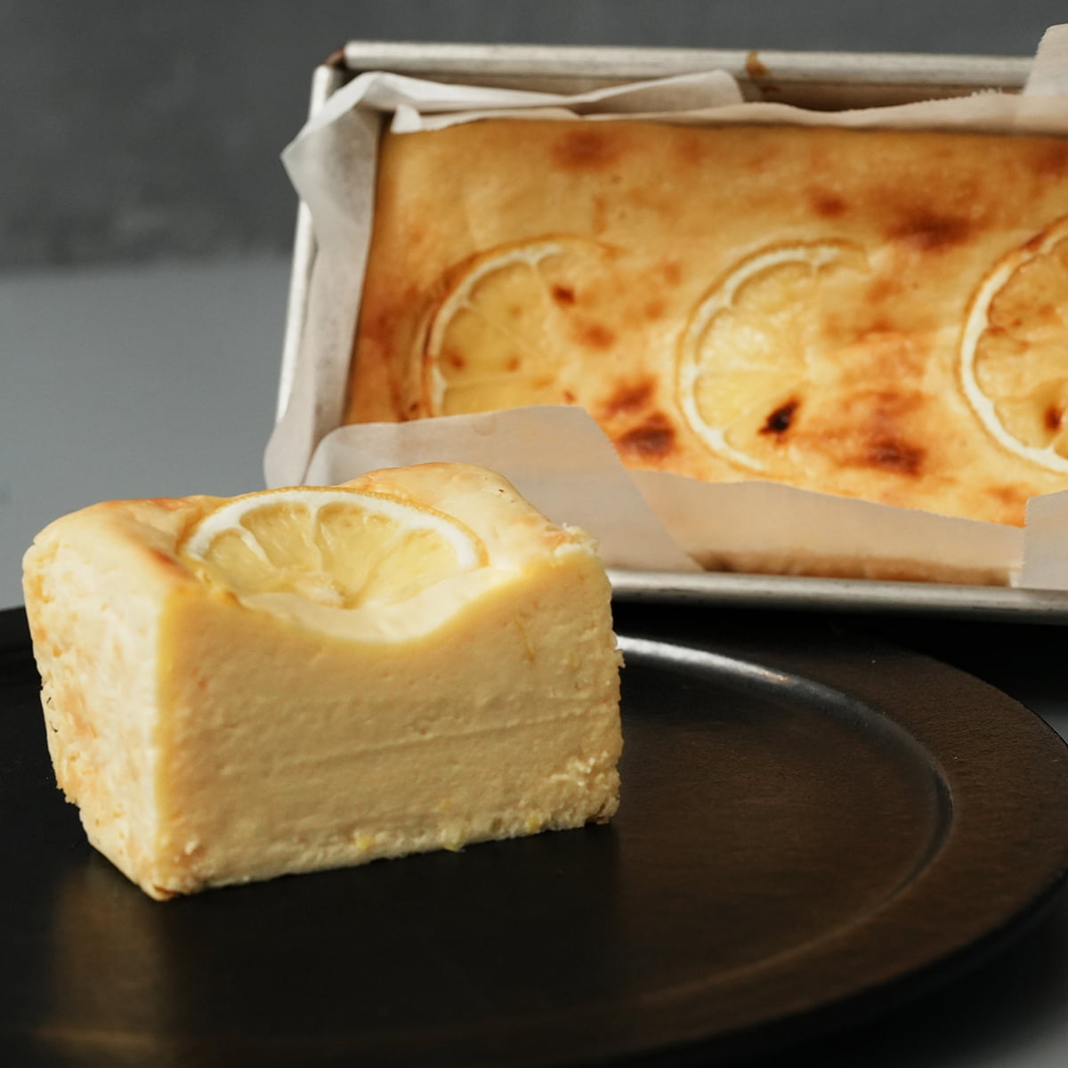 淡路島の静かな住宅街で出会う、心ほぐれるフラワーアートとバスクチーズケーキ