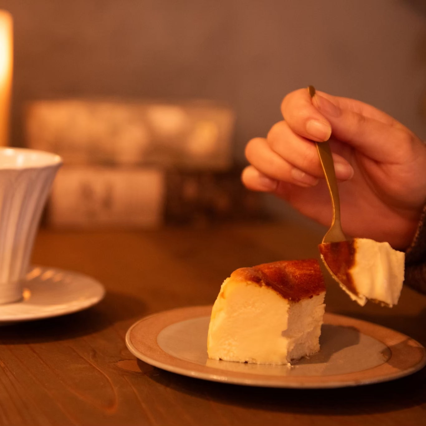 淡路島の静かな住宅街で出会う、心ほぐれるフラワーアートとバスクチーズケーキ