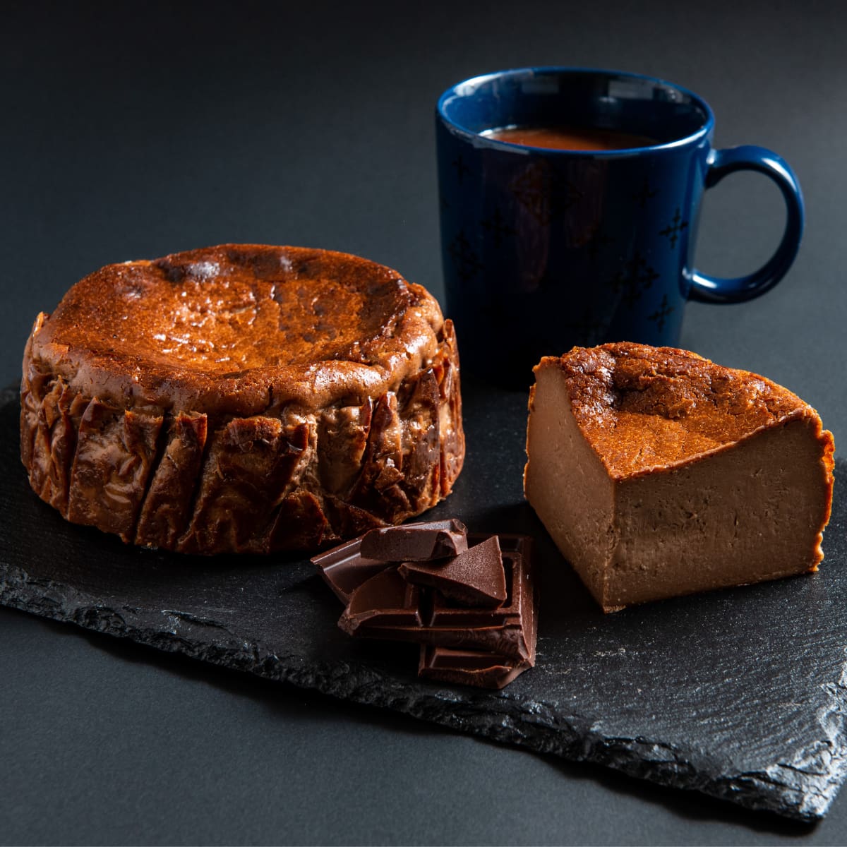 淡路島の静かな住宅街で出会う、心ほぐれるフラワーアートとバスクチーズケーキ