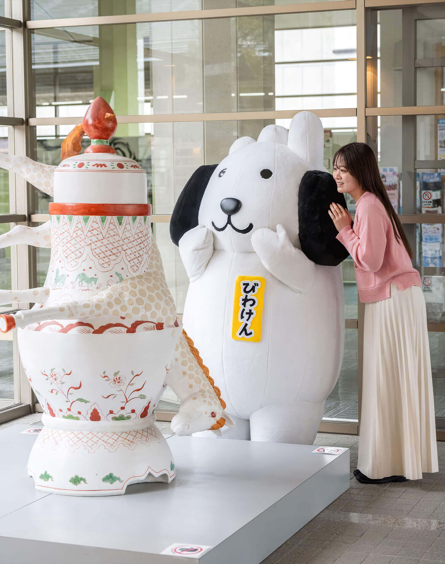 巨大な陶芸に魅入るびわけんと池田さん