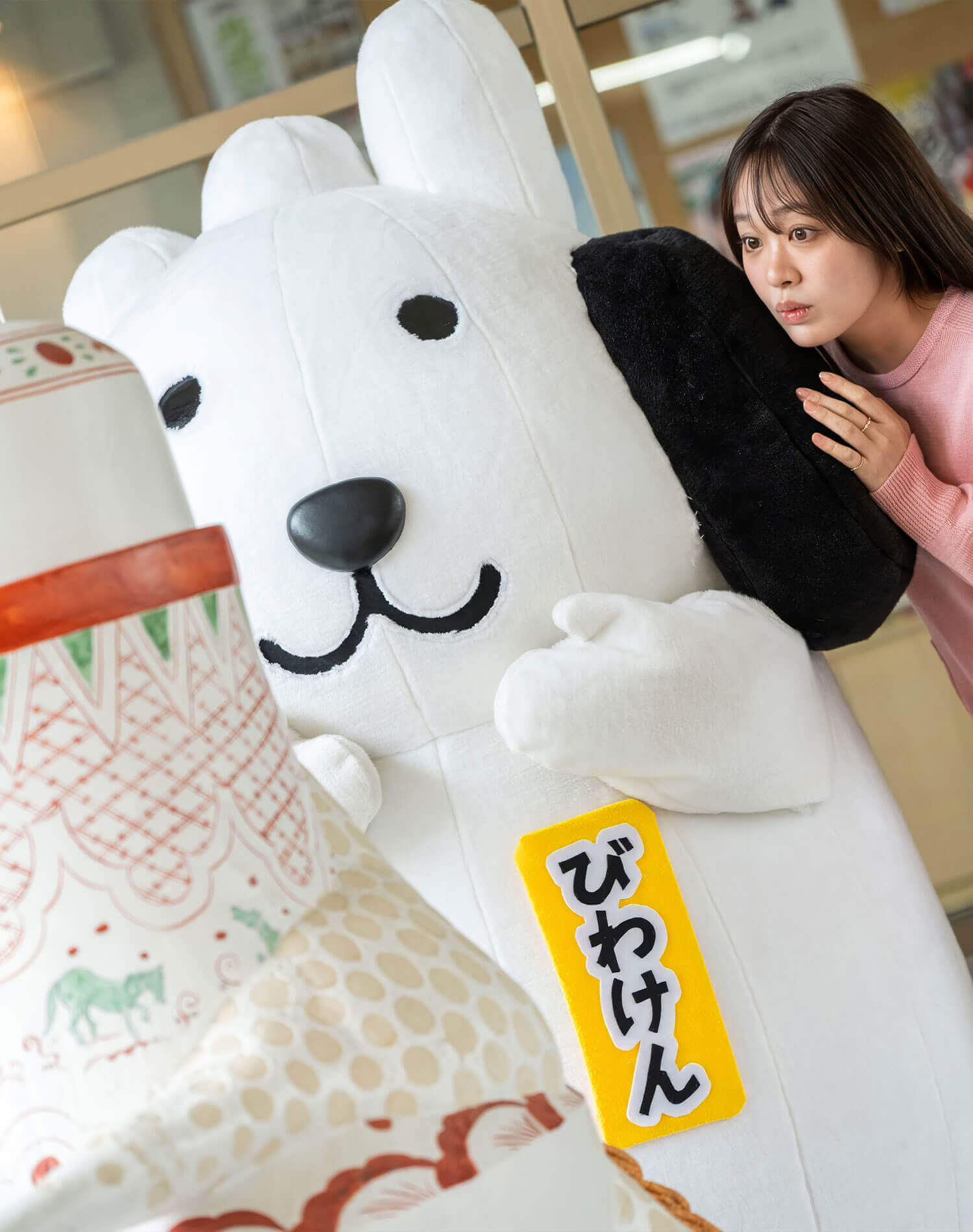 巨大な陶芸に魅入るびわけんと池田さん