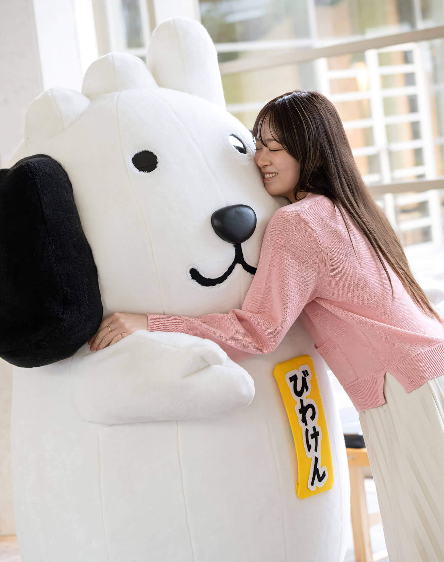 びわけんにモフる池田さん