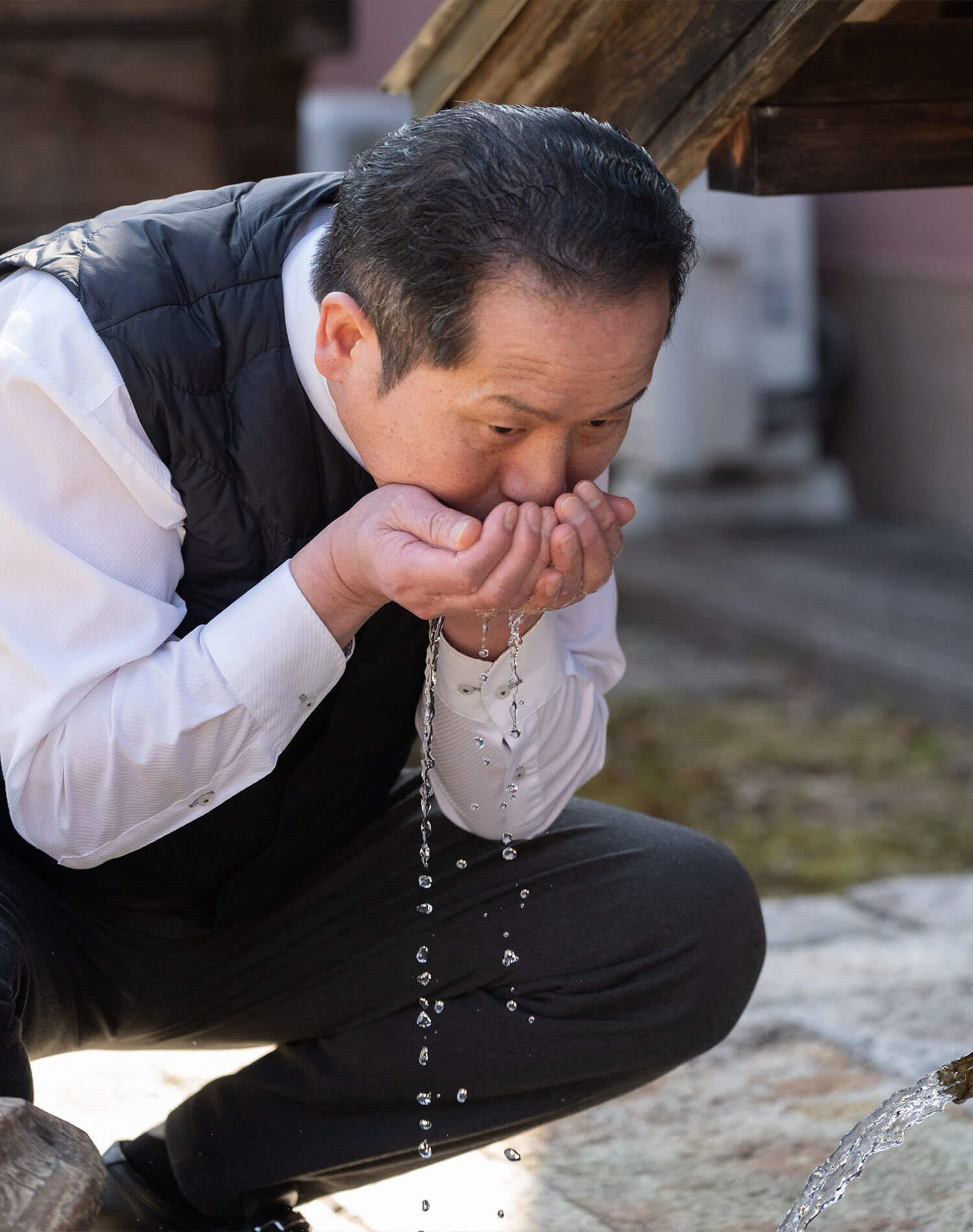 仕込み水を口に含む清水料理長