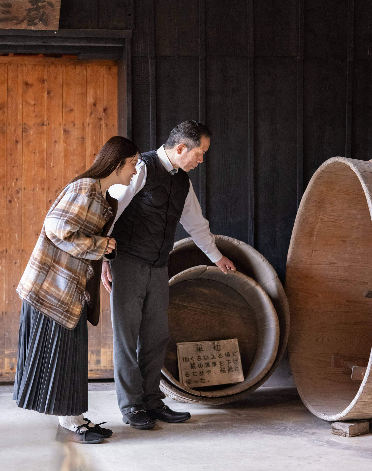 酒蔵内を楽しむ清水料理長と池田さん