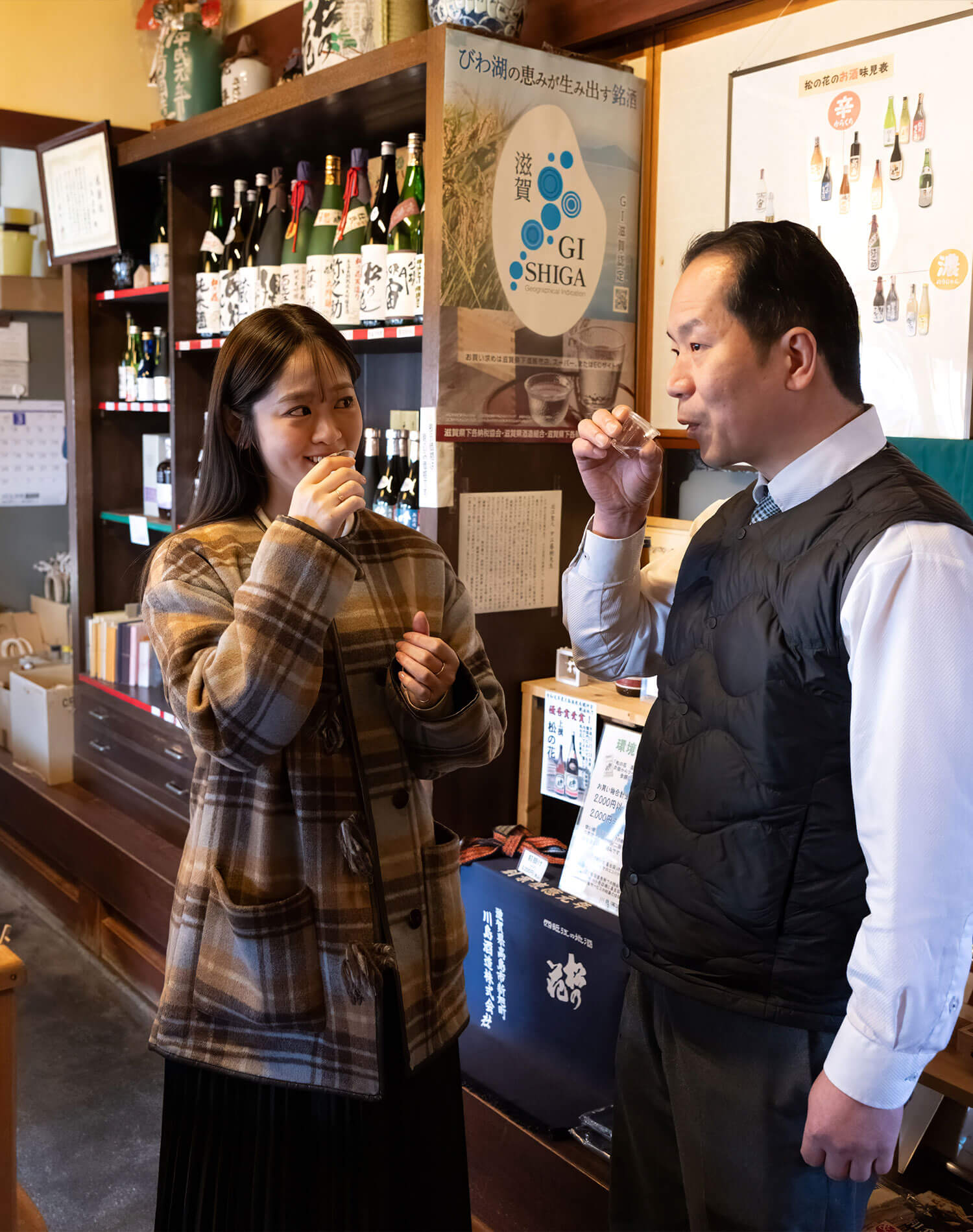 お酒を試飲する清水料理長と池田さん