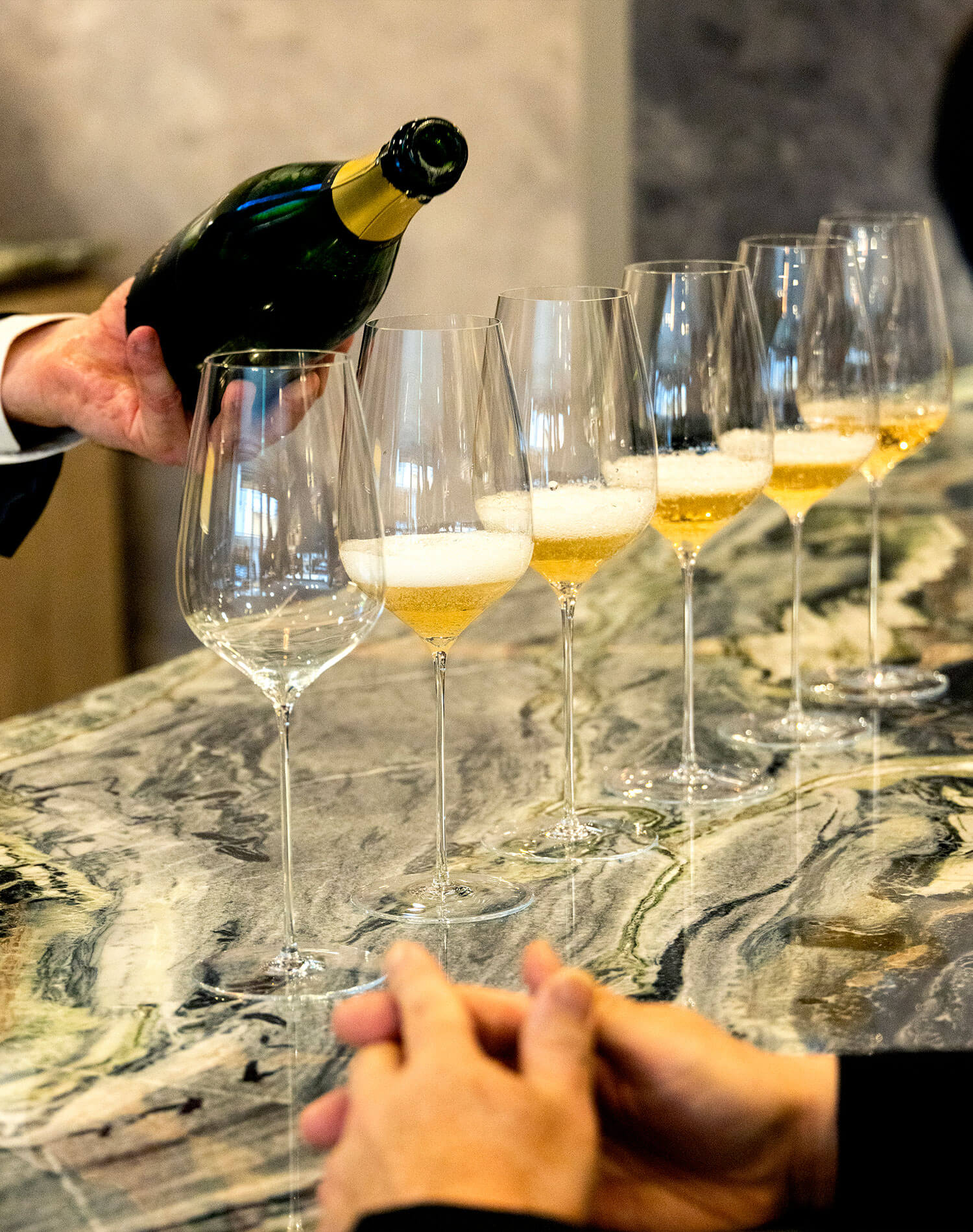 ワインをテイスティング