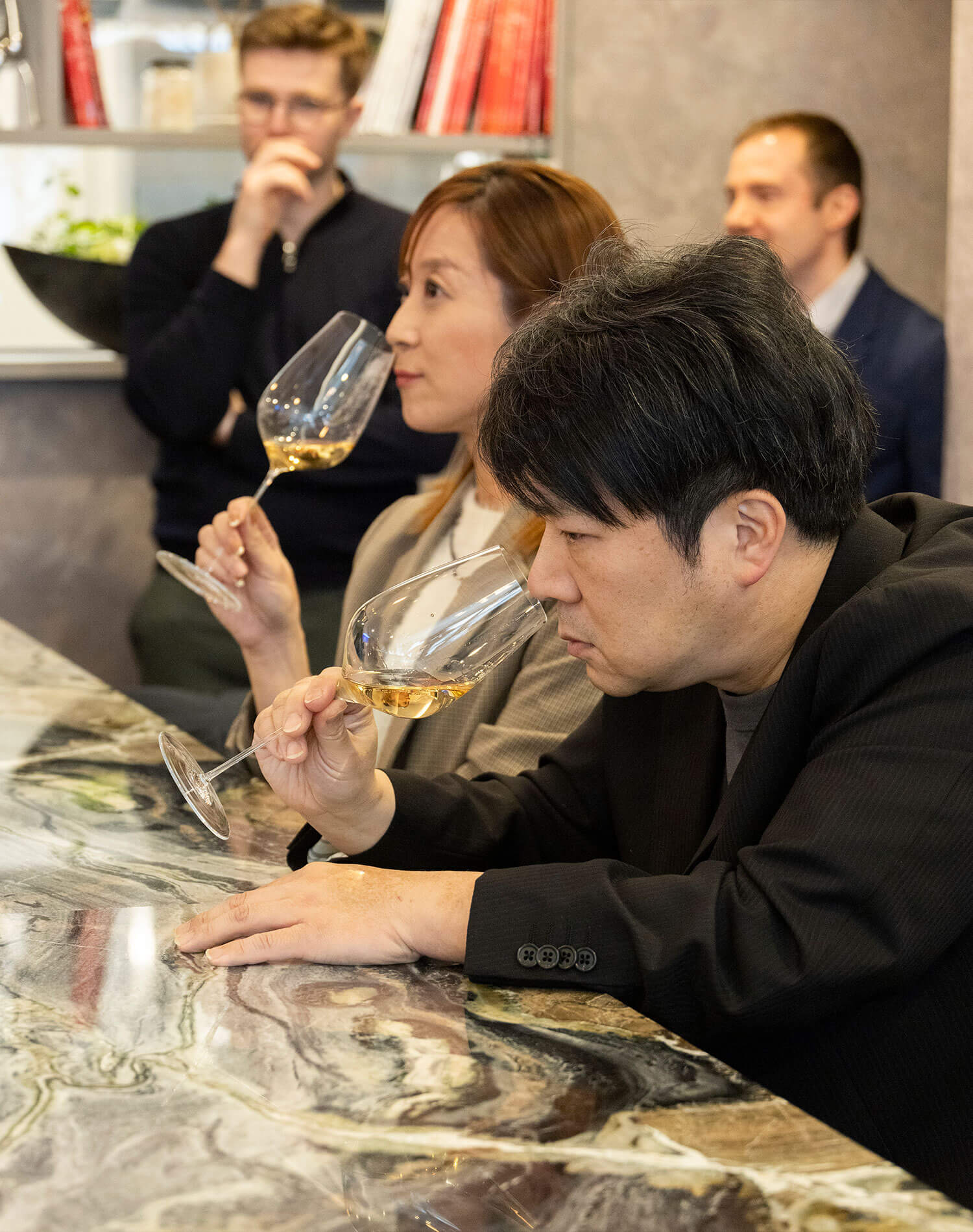 ワインをテイスティングするイワイダと紙谷シェフ